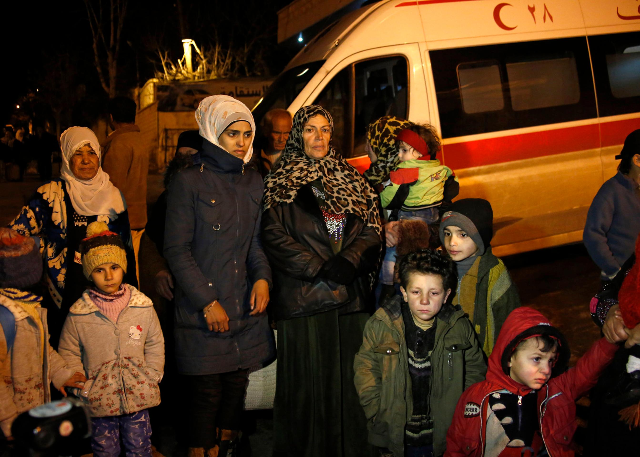 Rodina v sýrskom meste Madájá čaká na evakuáciu.