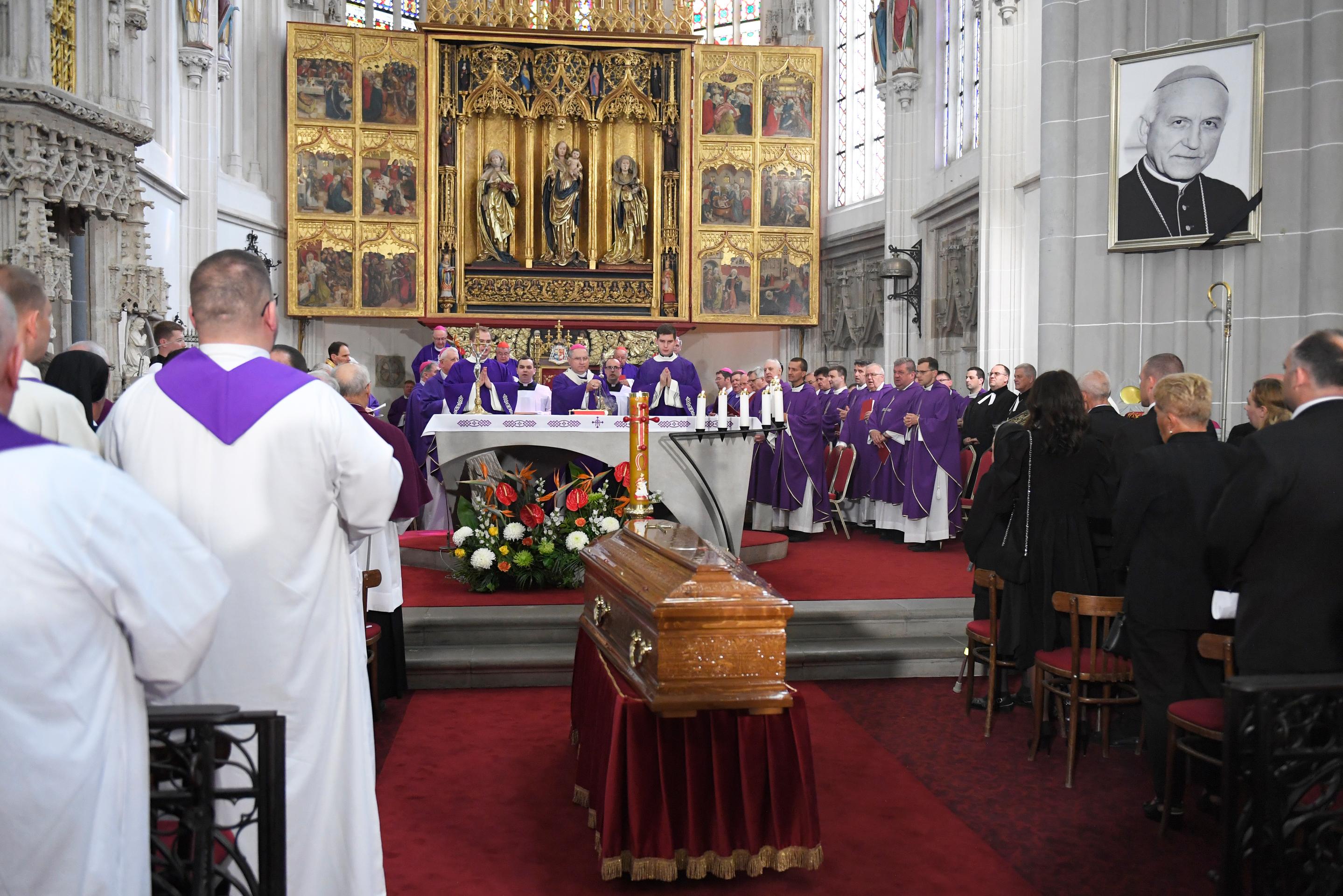 Posledná rozlúčka s košickým emeritným arcibiskupom Alojzom Tkáčom v Dóme sv. Alžbety.