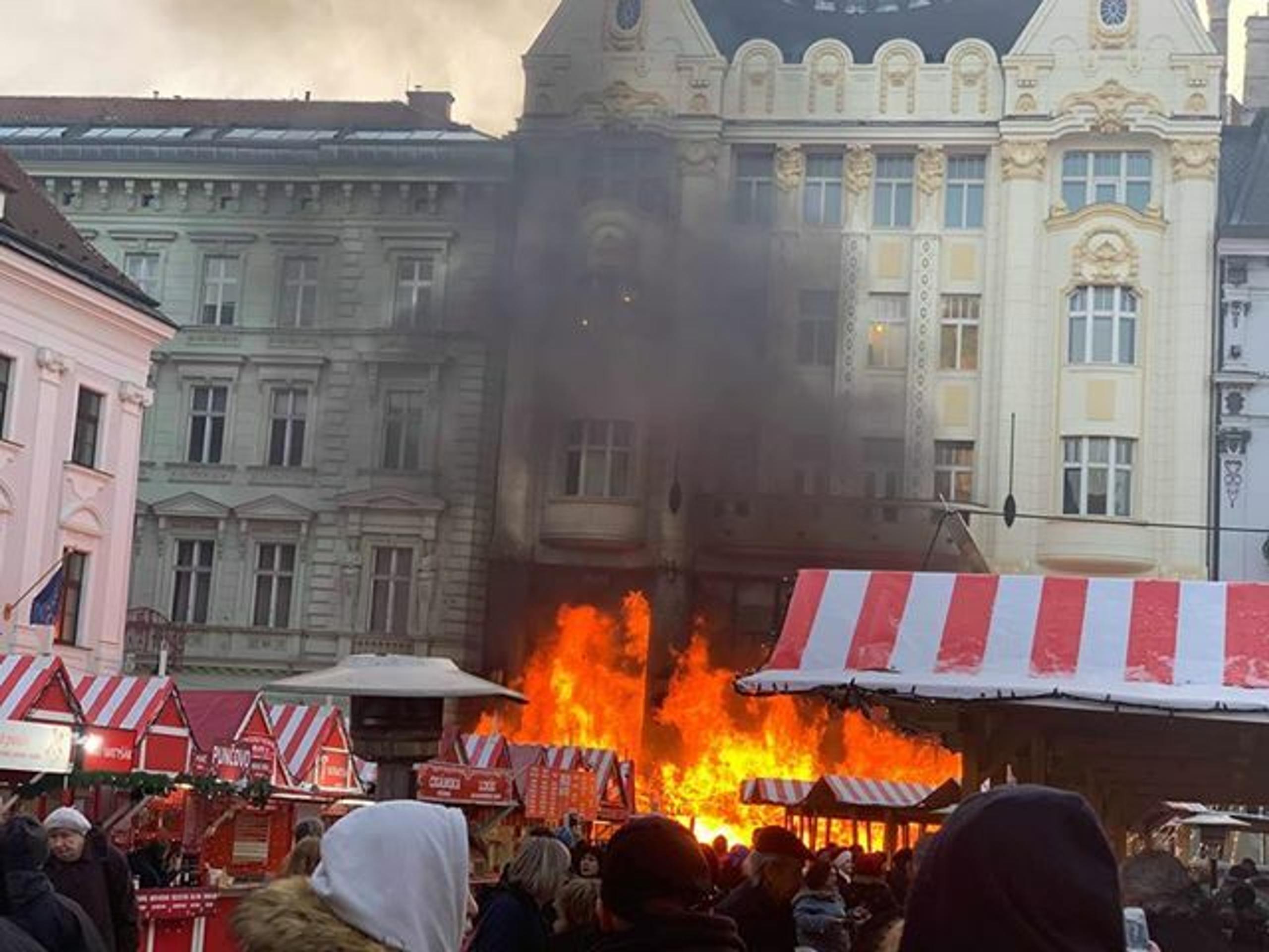 Požiar na vianočných trhoch.