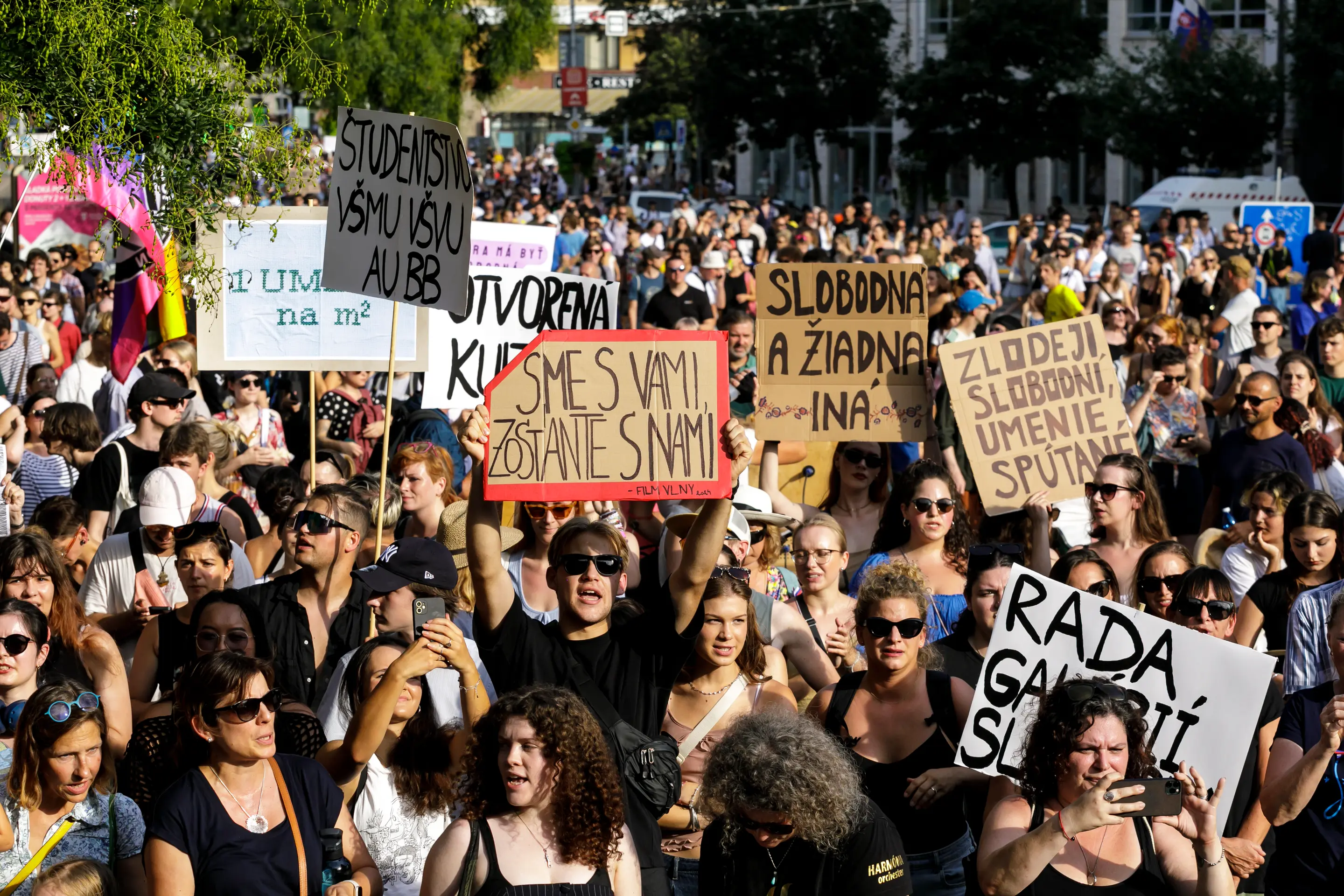 Na snímke protestné zhromaždenie kultúrnej obce a verejnosti pred Ministerstvom kultúry na Námestí SNP v Bratislave.