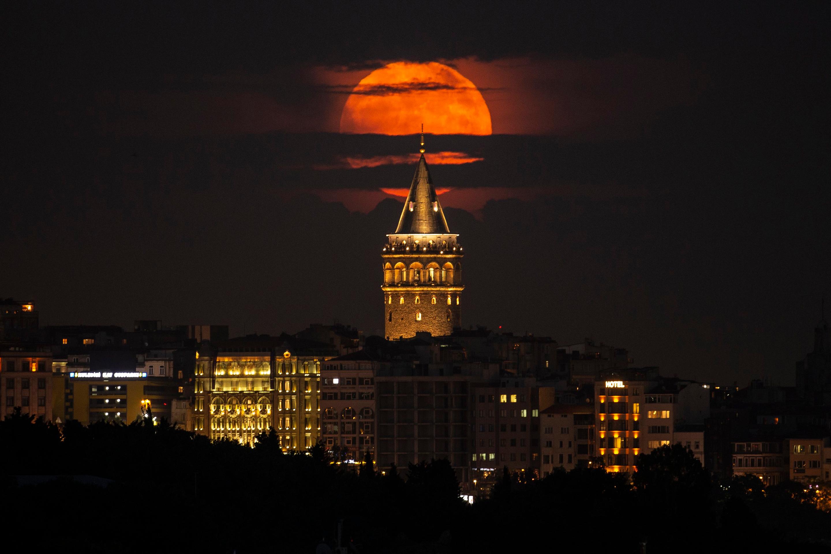 Superspln nad istanbulským Galata Tower v Turecku.