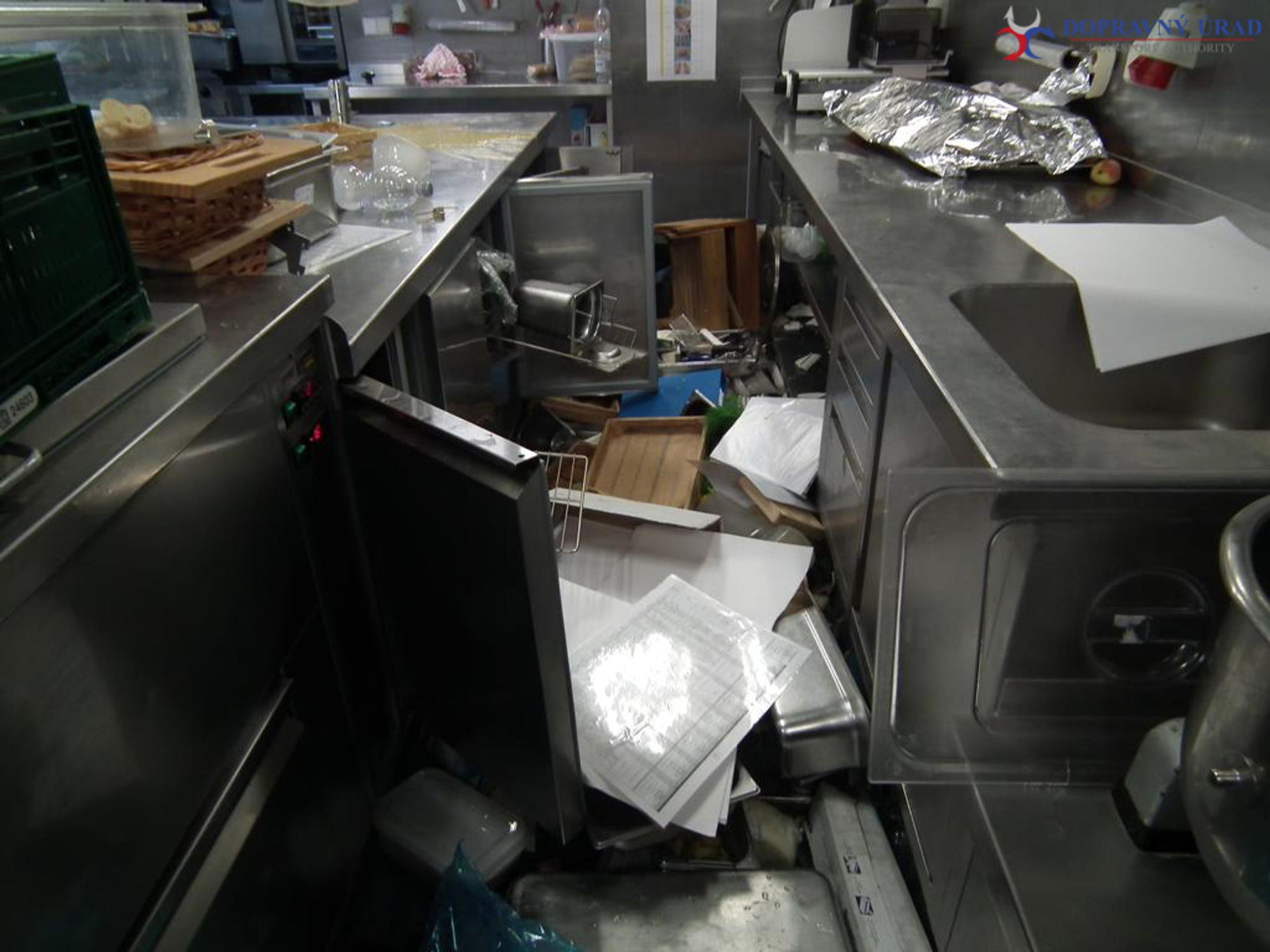 Havarovaná loď na Dunaji.