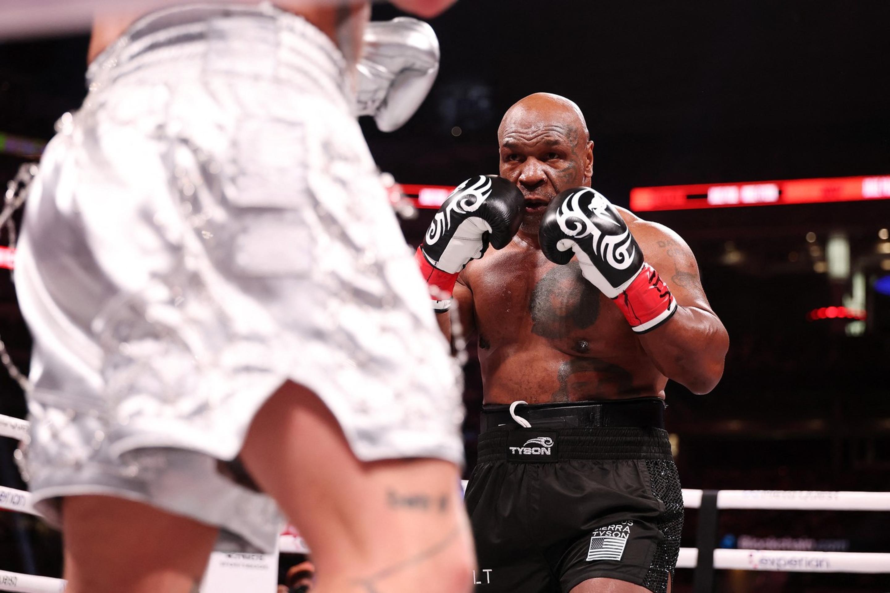 Hviezda sociálnych sietí Jake Paul porazil boxerskú legendu Mikea Tysona