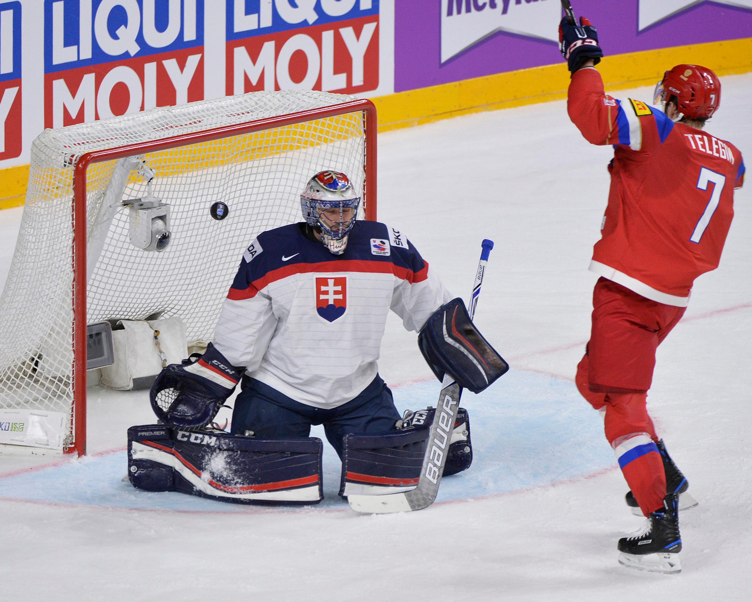 Rus Ivan Telegin (vpravo) sa teší z gólu pred gólmanom Júliusom Hudáčkom v zápase MS 2017.