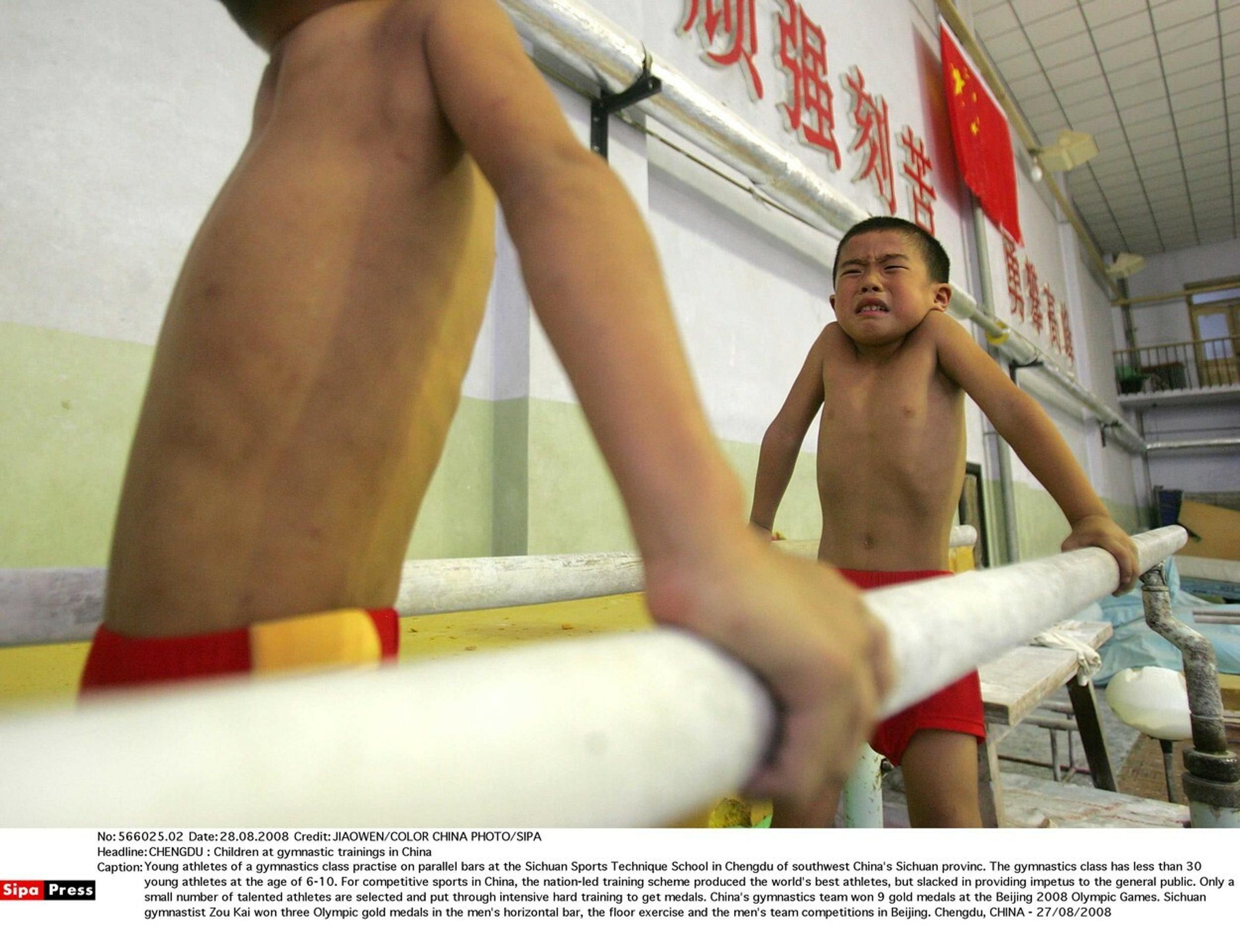 Strašné zábery príprav detských gymnastov v Číne.