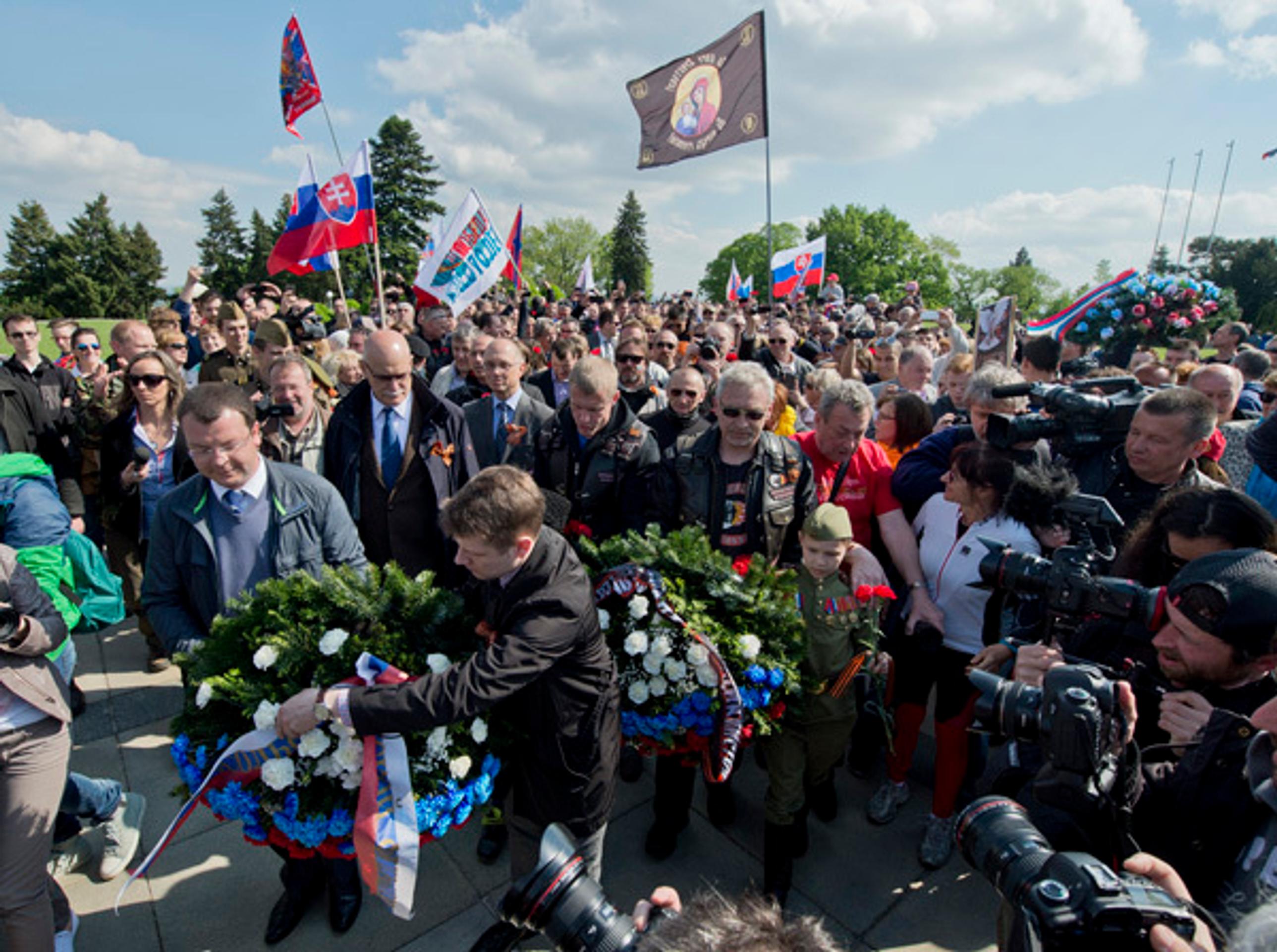 Noční vlci si na Slavíne uctili obete 2. sv. vojny.