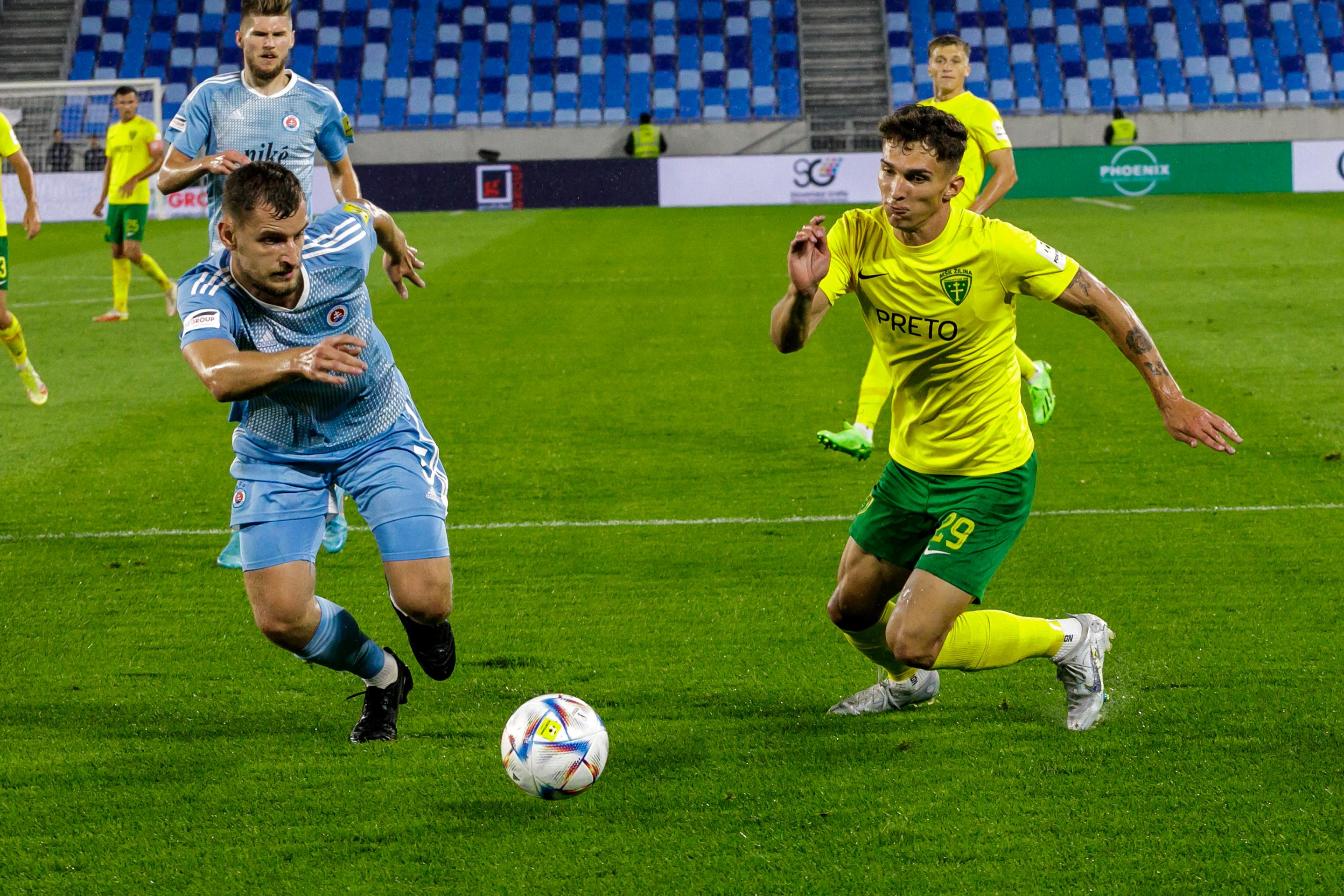 Na snímke zľava Richard Križan (ŠK Slovan Bratislava) a Dávid Ďuriš (MŠK Žilina)