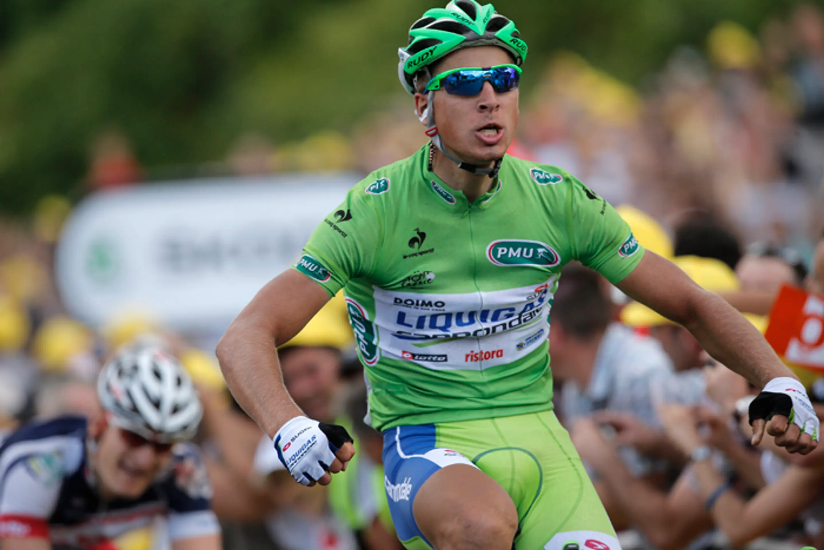 Peter Sagan víťazí 6. júla 2012 pred Nemcom Andre Greipelom v 6. etape Tour de France na trati z Epernay do Metzu. 