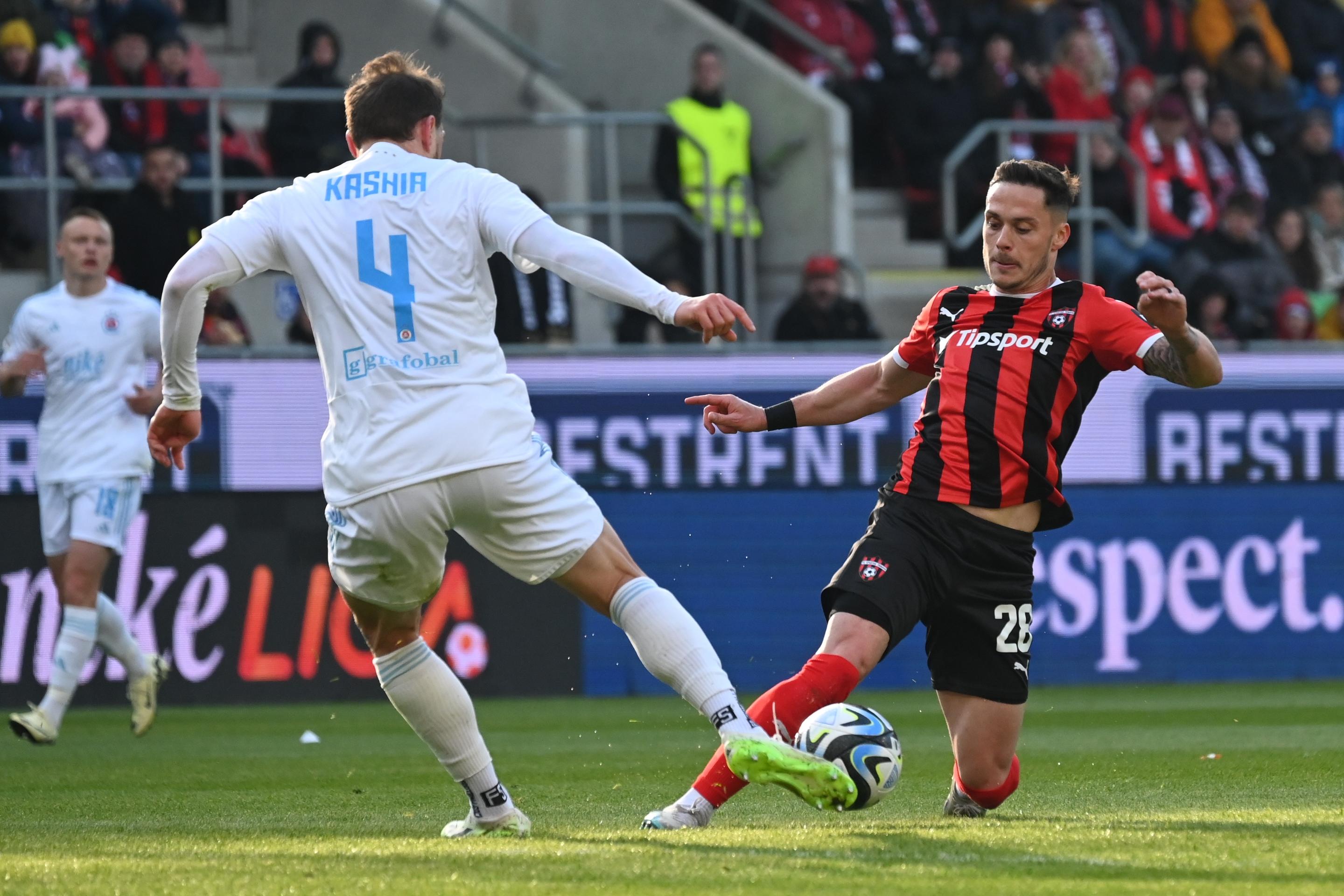 Vpravo hráč Spartaka Martin Bukata a hráč Slovana Guram Kašia v 6. kole nadstavbovej časti Niké ligy skupiny o titul.