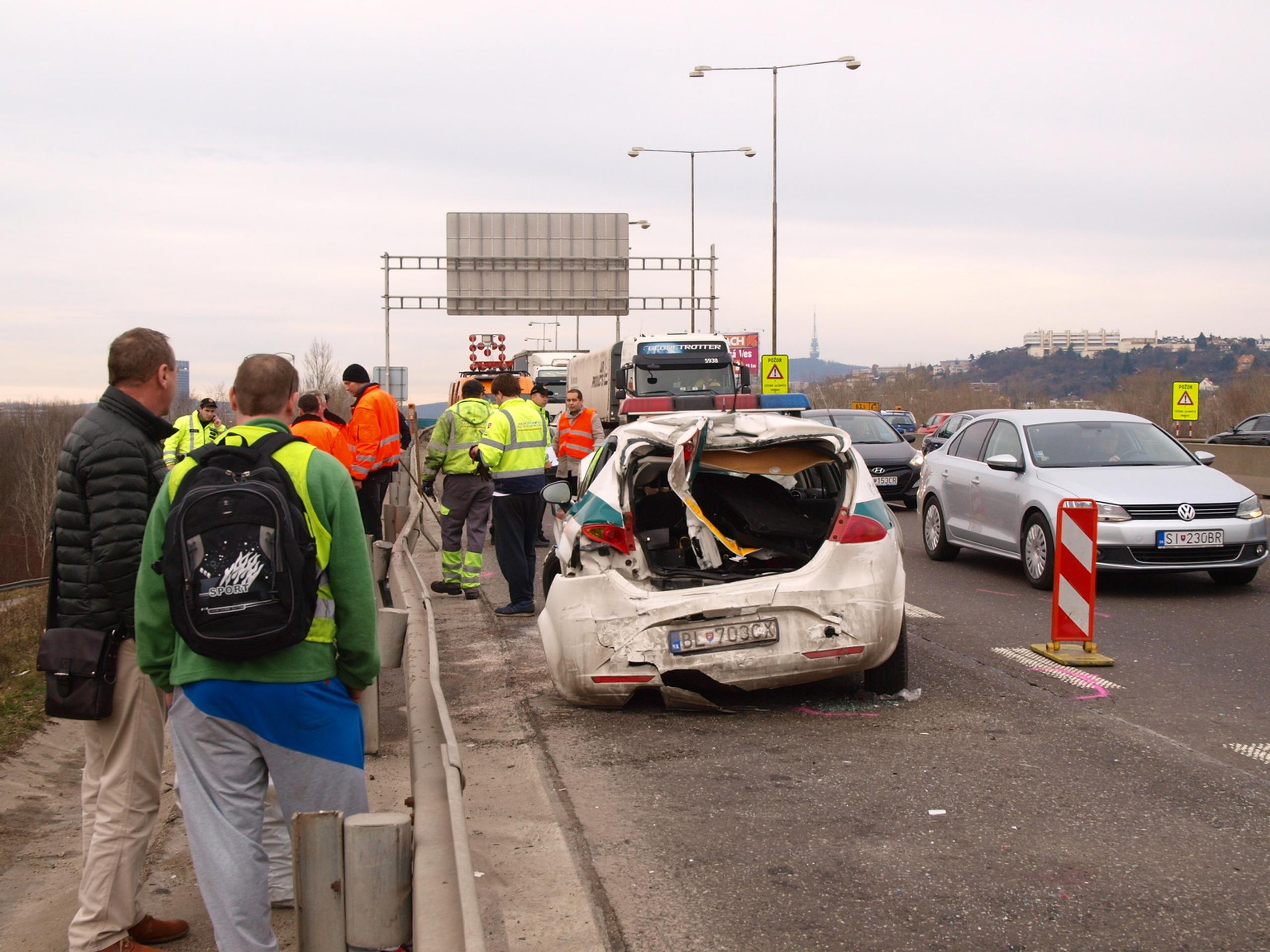 Dopravná nehoda v Bratislave na Moste Lafranconi