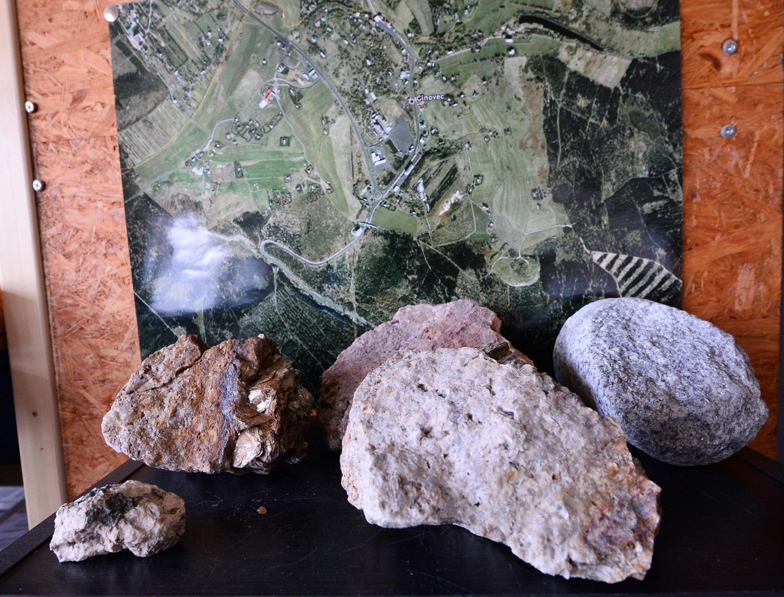 Minerály obsahujúce lítium.