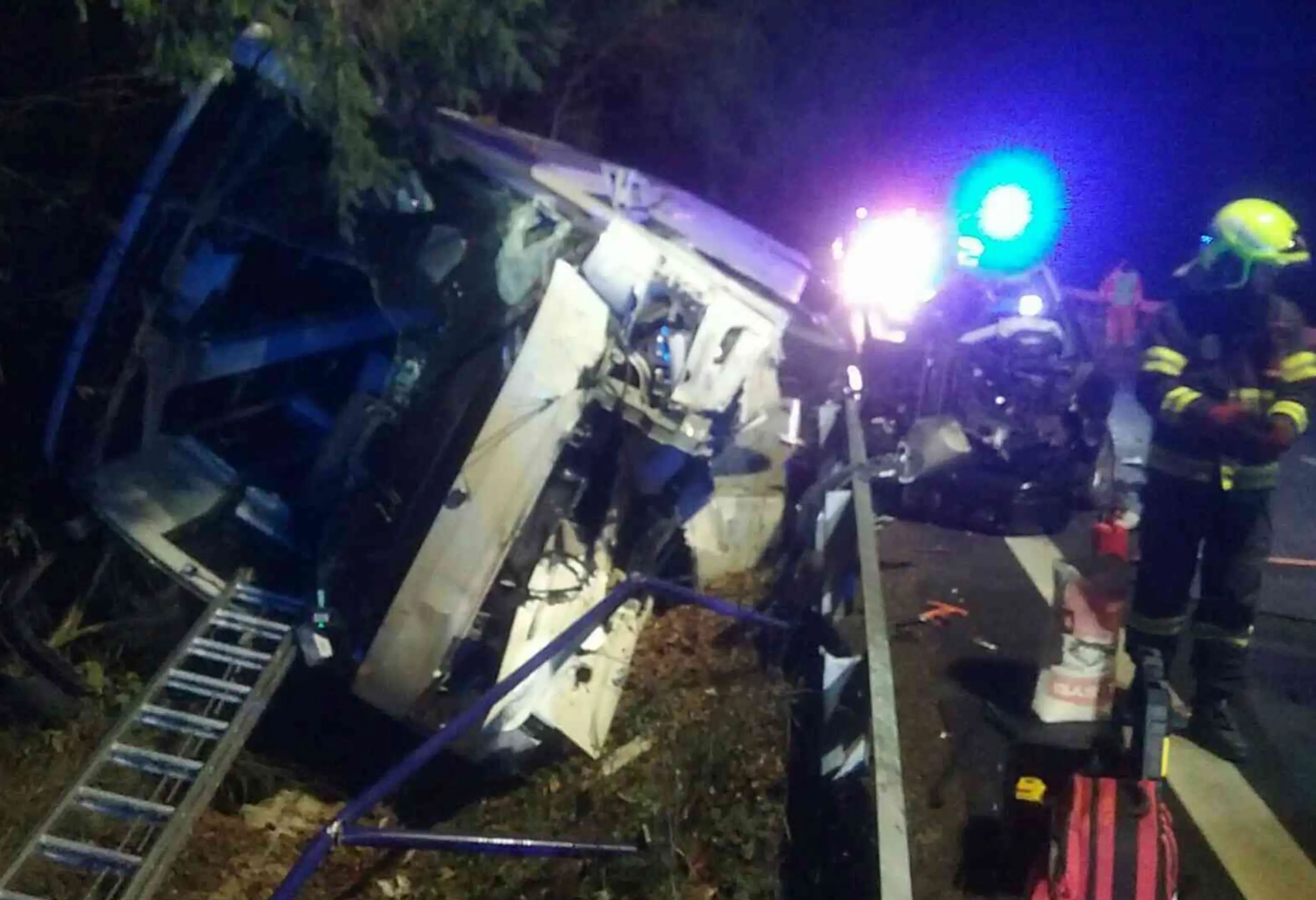 Nehoda autobusu a auta v Párnici.