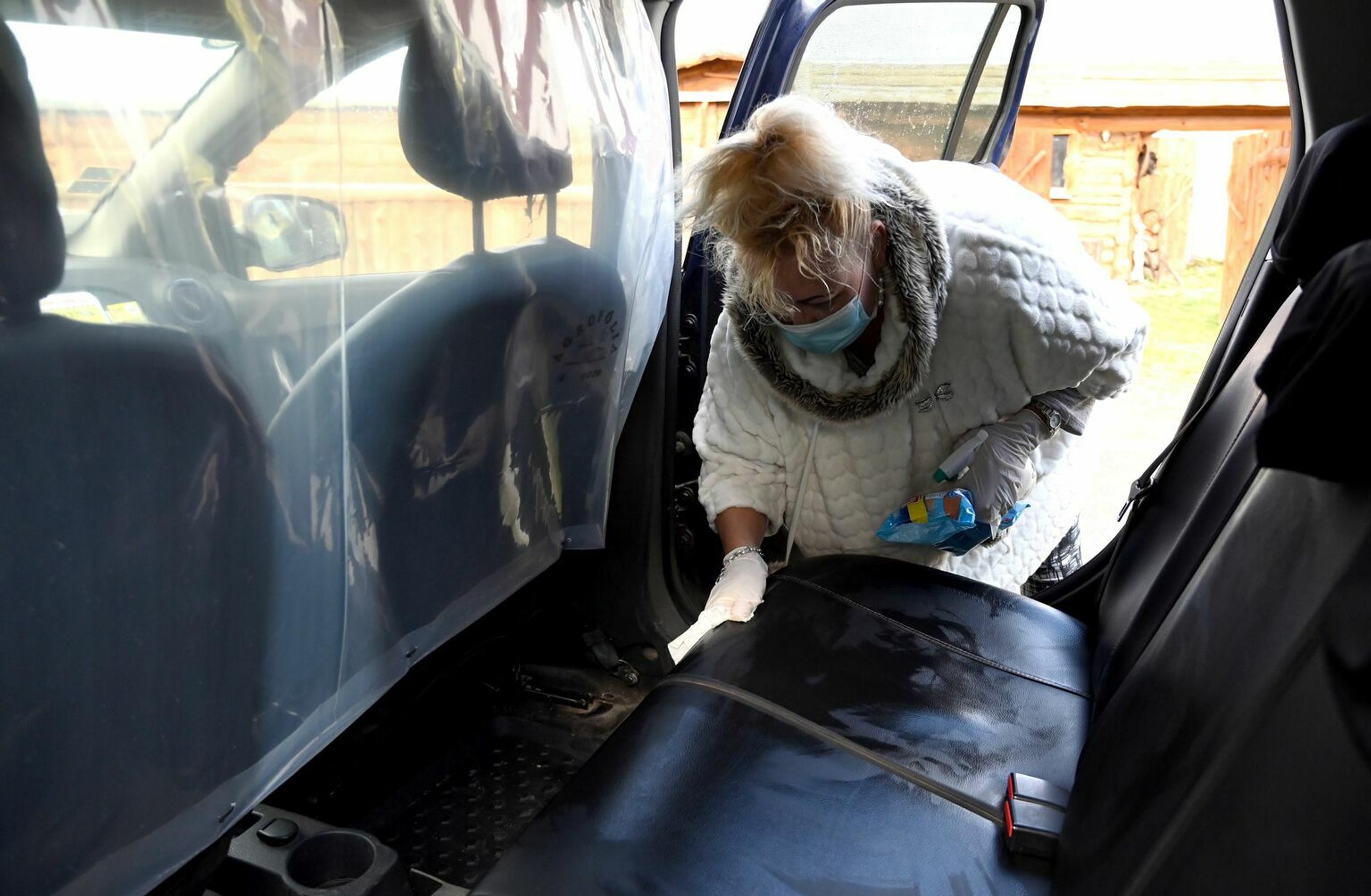Taxislužby môžu od stredy voziť zákazníkov.
