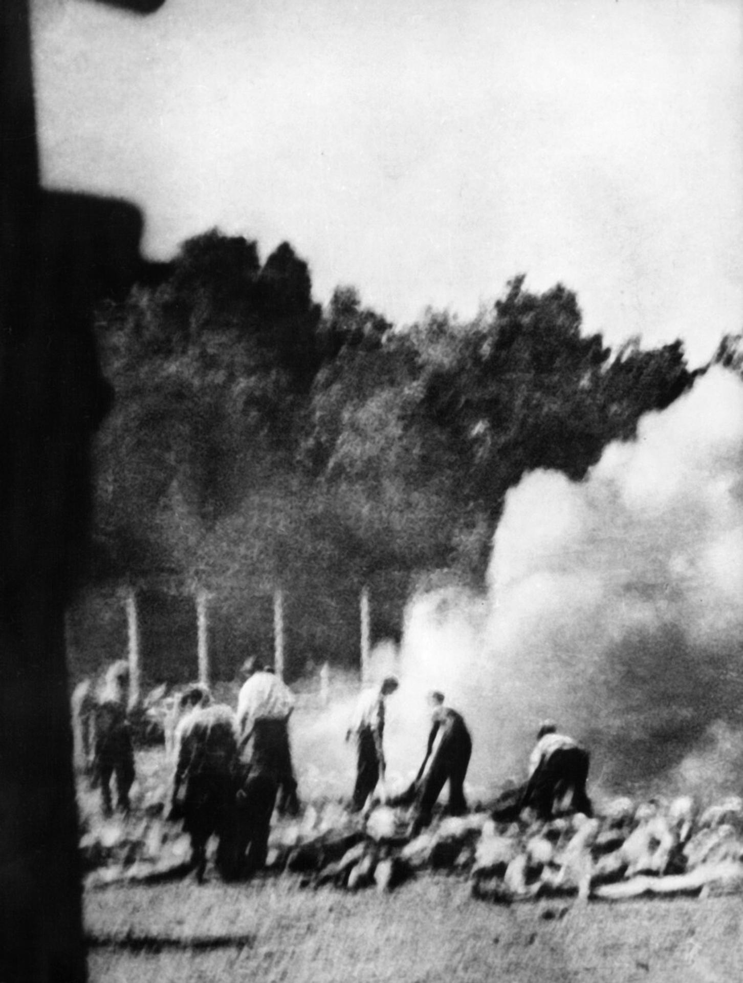 Keď ešte nefungovalo krematórium, mŕtve telá nahádzali do jamy a spálili.