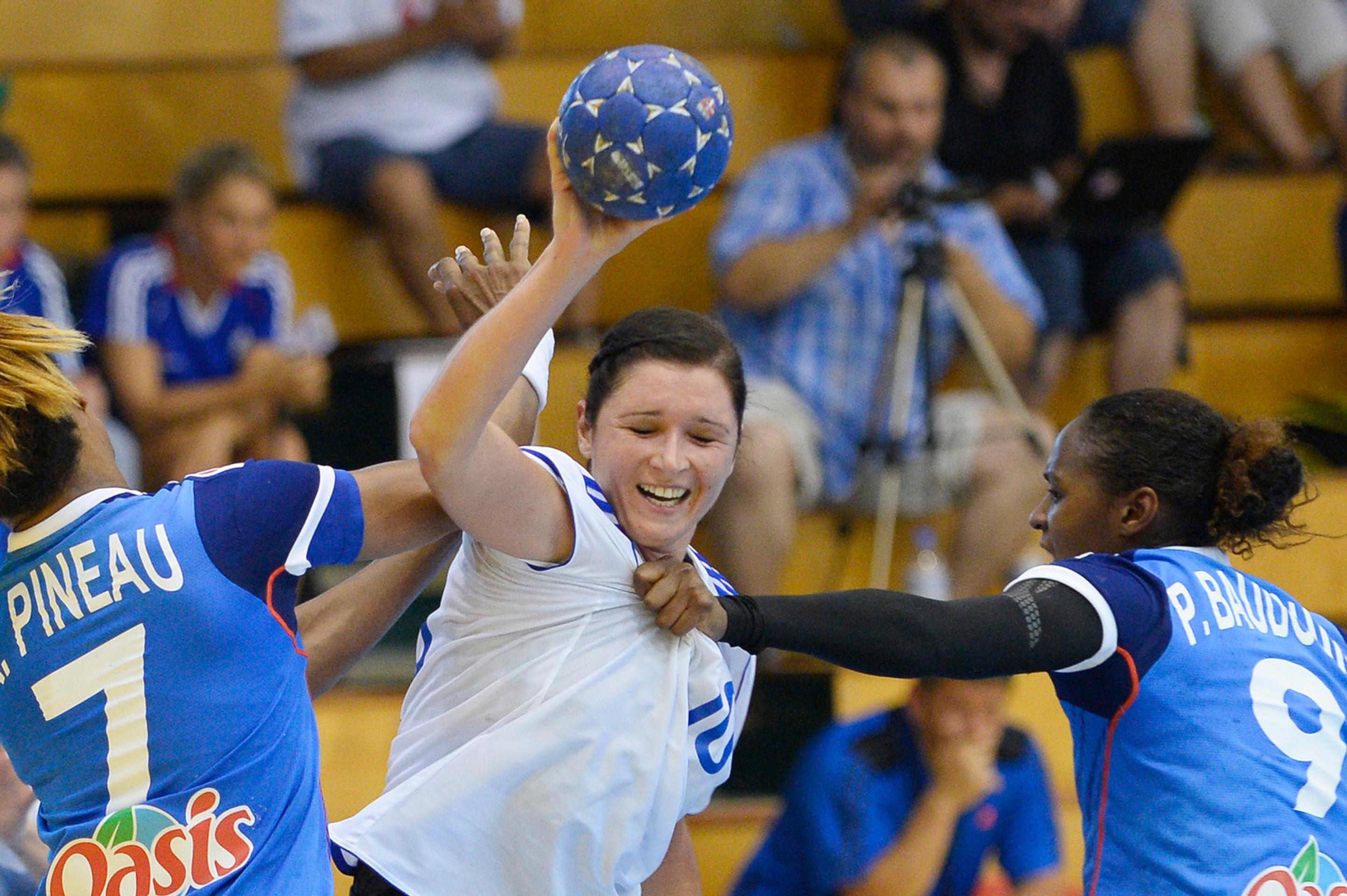 Francúzka Paule Baudouinová drží Slovenku Petru Beňuškovú.