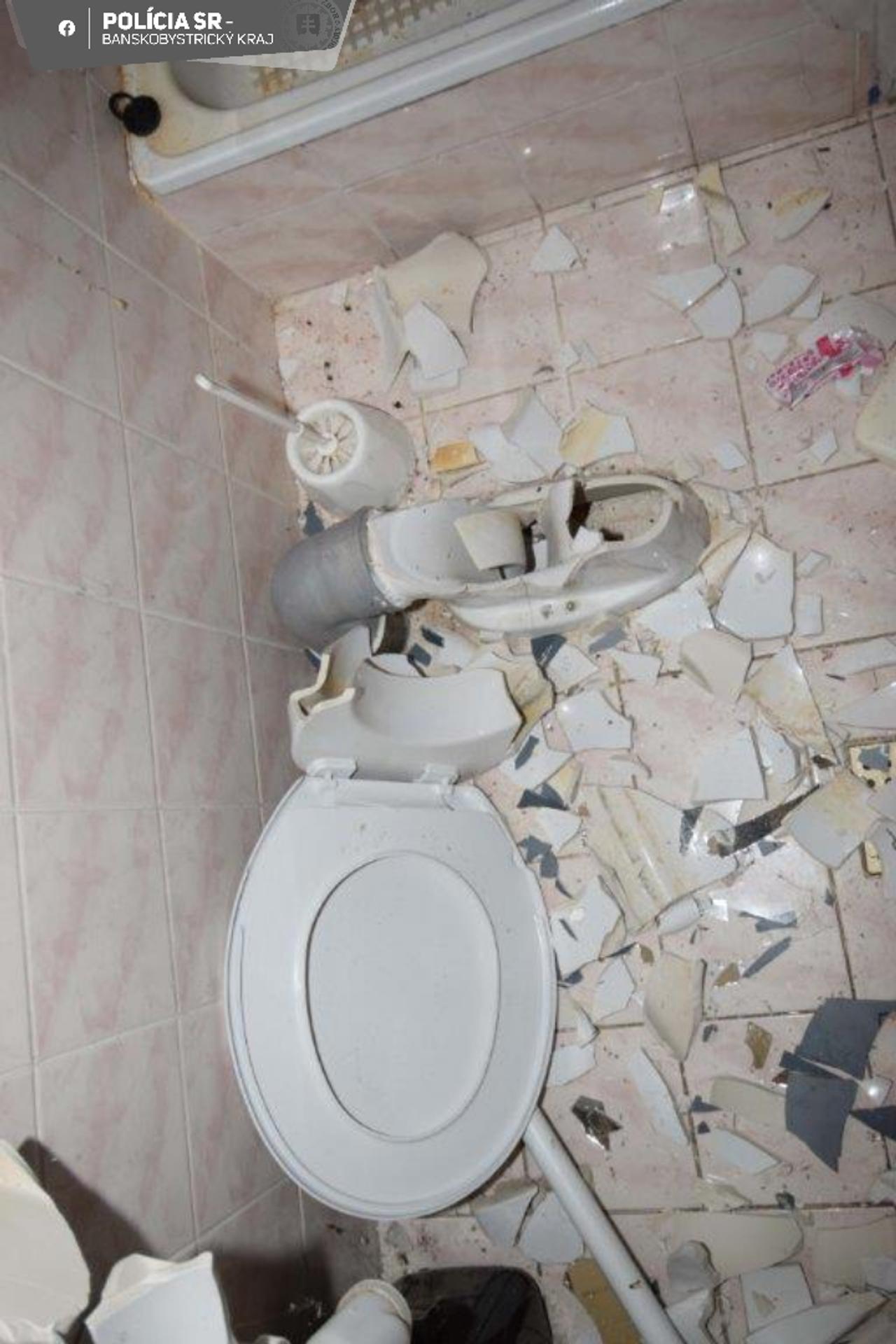 Z toalety na chate nezostal doslova kameň na kameni.