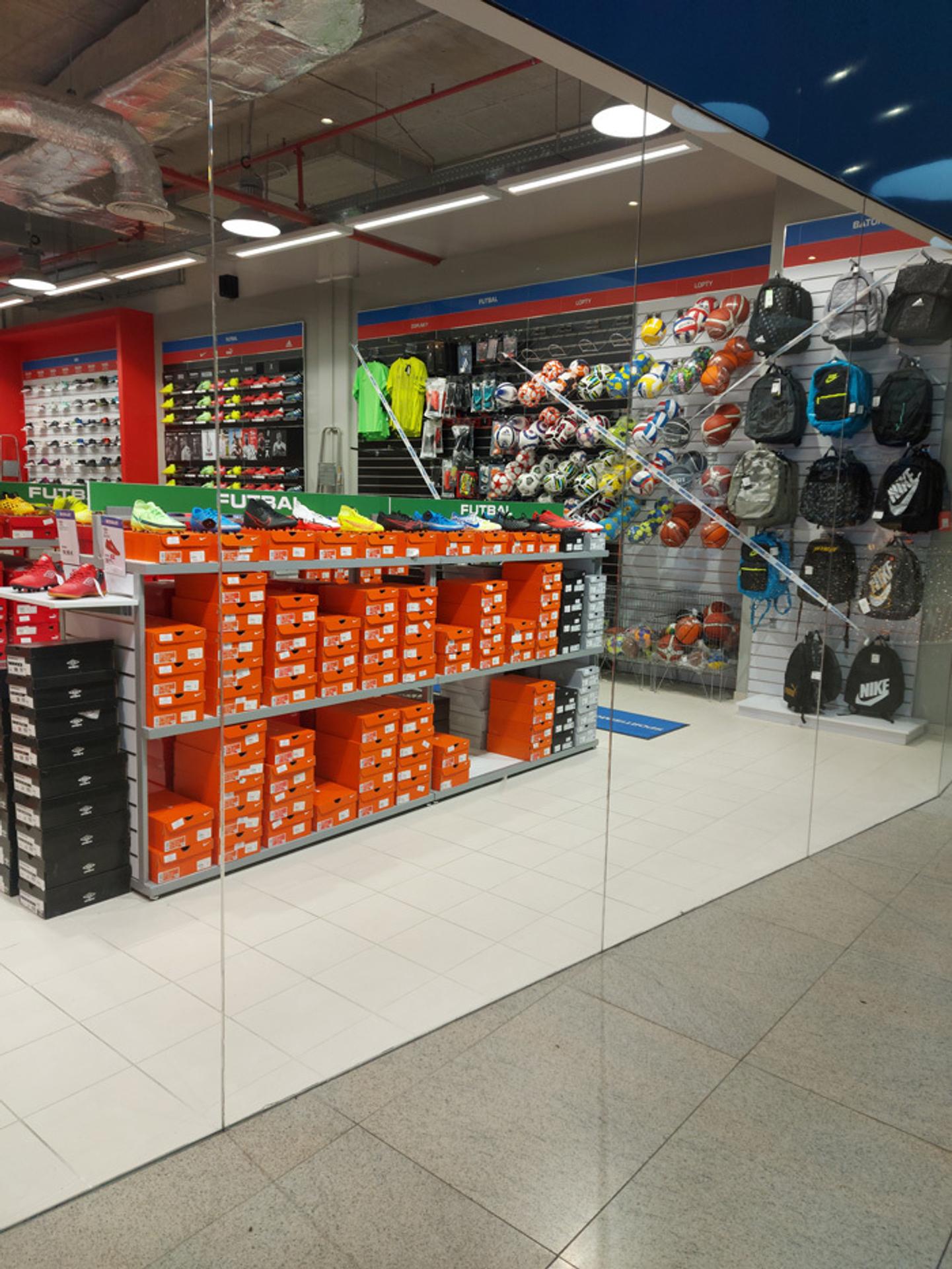 Športový obchod počas lockdownu.