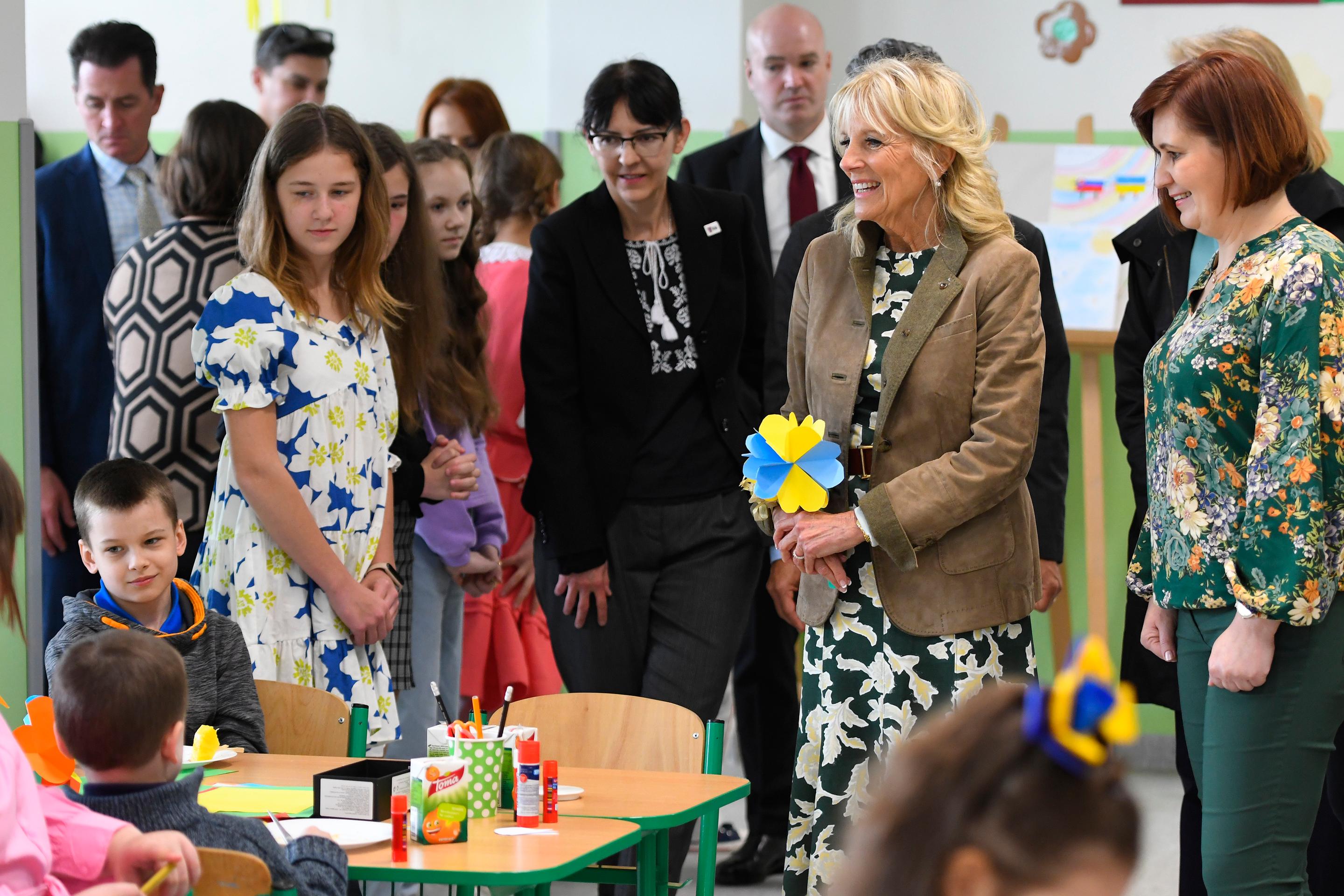 Manželka amerického prezidenta Jill Bidenová sa na Základnej škole (ZŠ) Tomášikova 31 v Košicach stretla so slovenskými a ukrajinskými matkami pri príležitosti Dňa matiek.