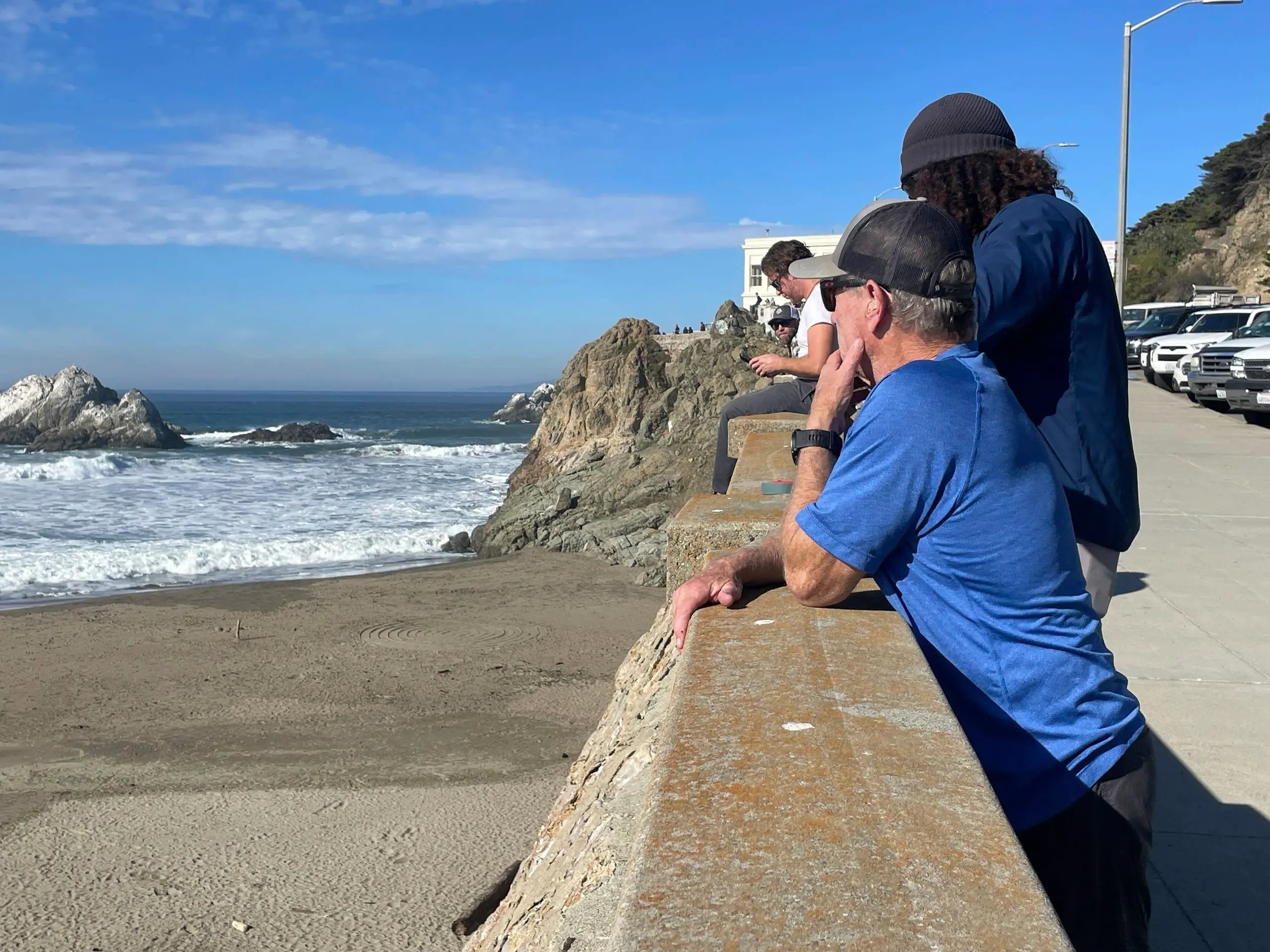 Ľudia sledujú príliv vĺn po zemetrasení, ktoré bolo cítiť v celej severnej Kalifornii na Ocean Beach v San Franciscu