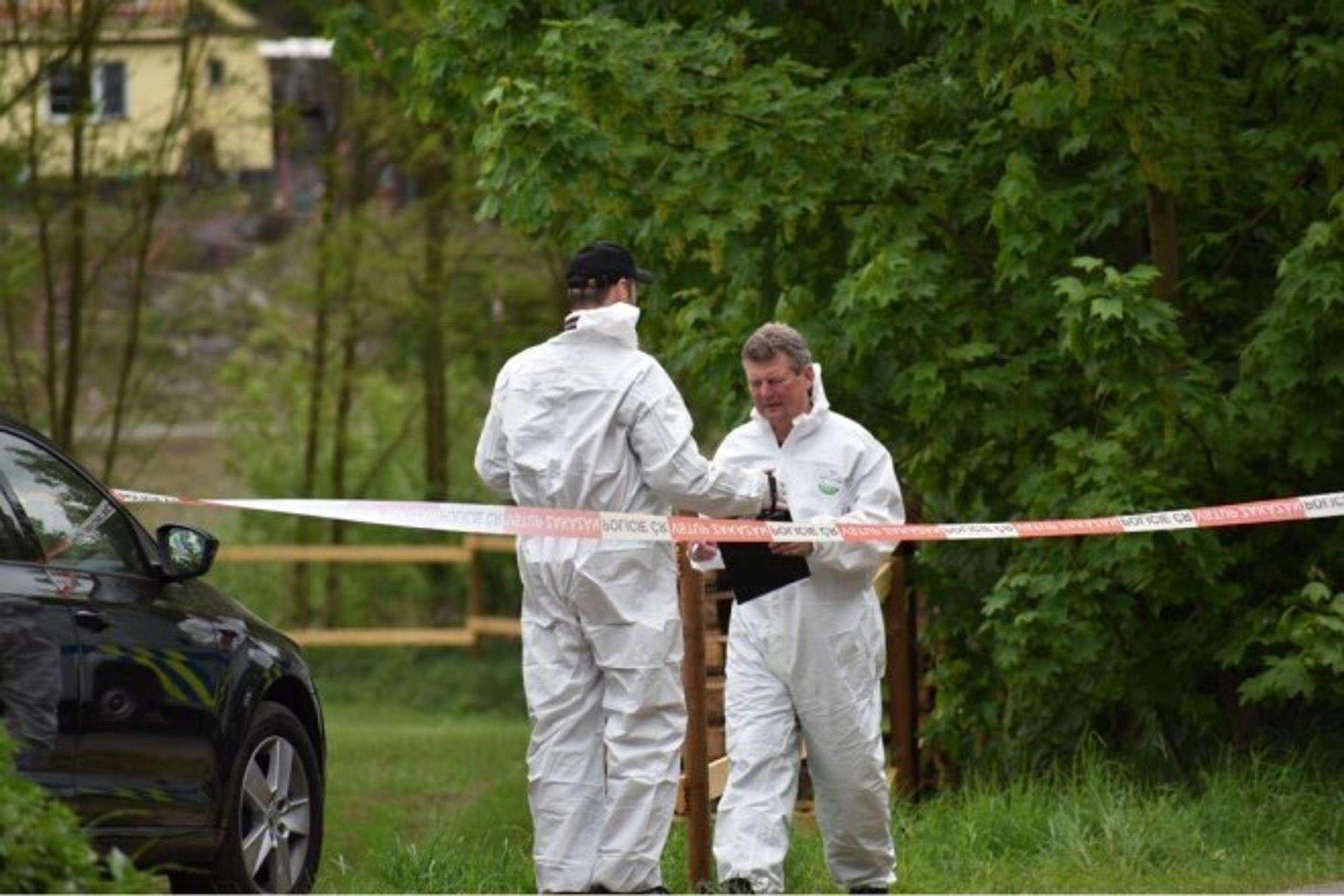 Privolaní policajti našli na mieste telo mladého muža. 
