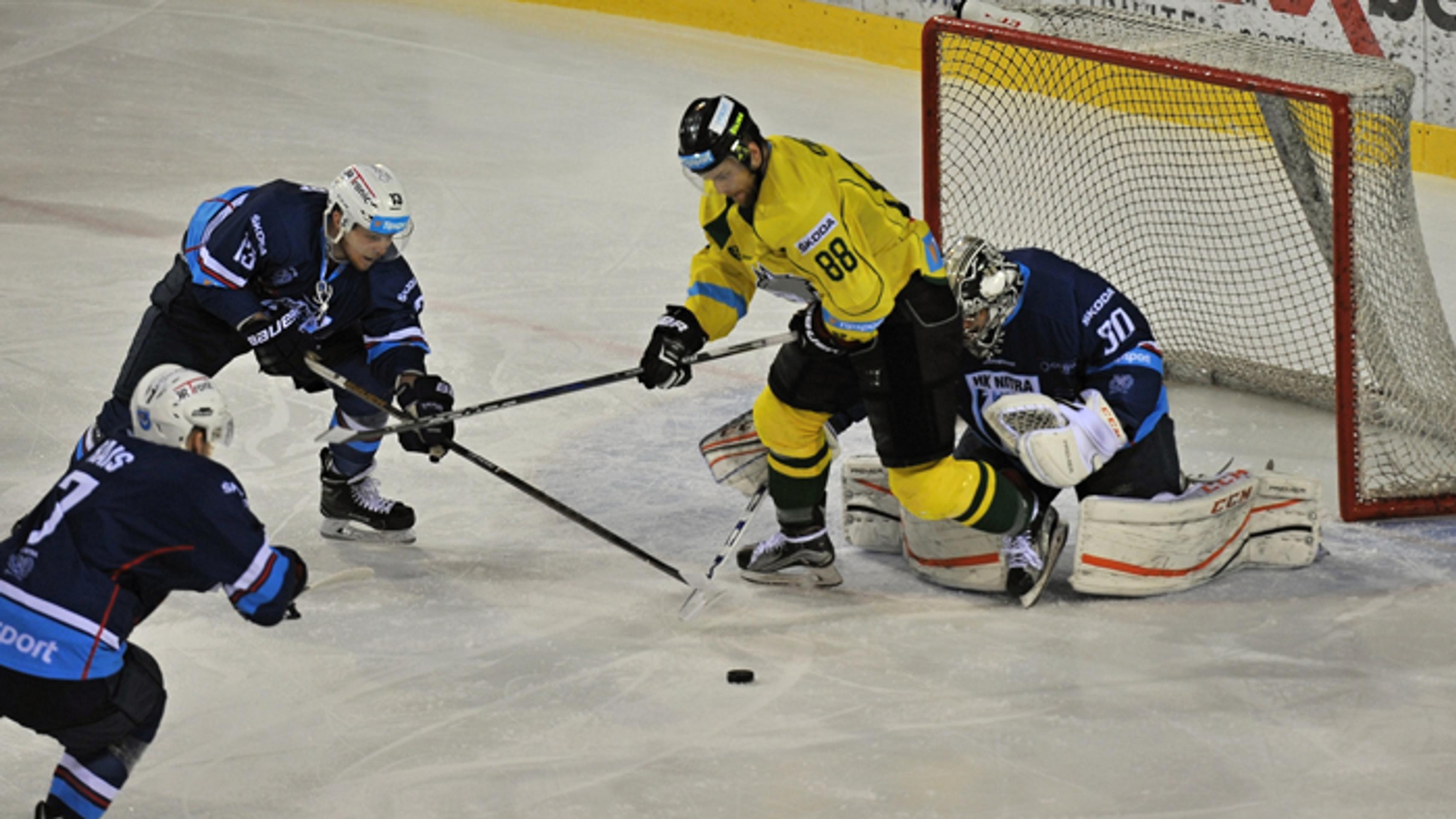Vľavo Matúš Rais, Michal Krištof, brankár Eric Hartzell (HK Nitra) a Rastislav Konečný (MsHK Žilina) 