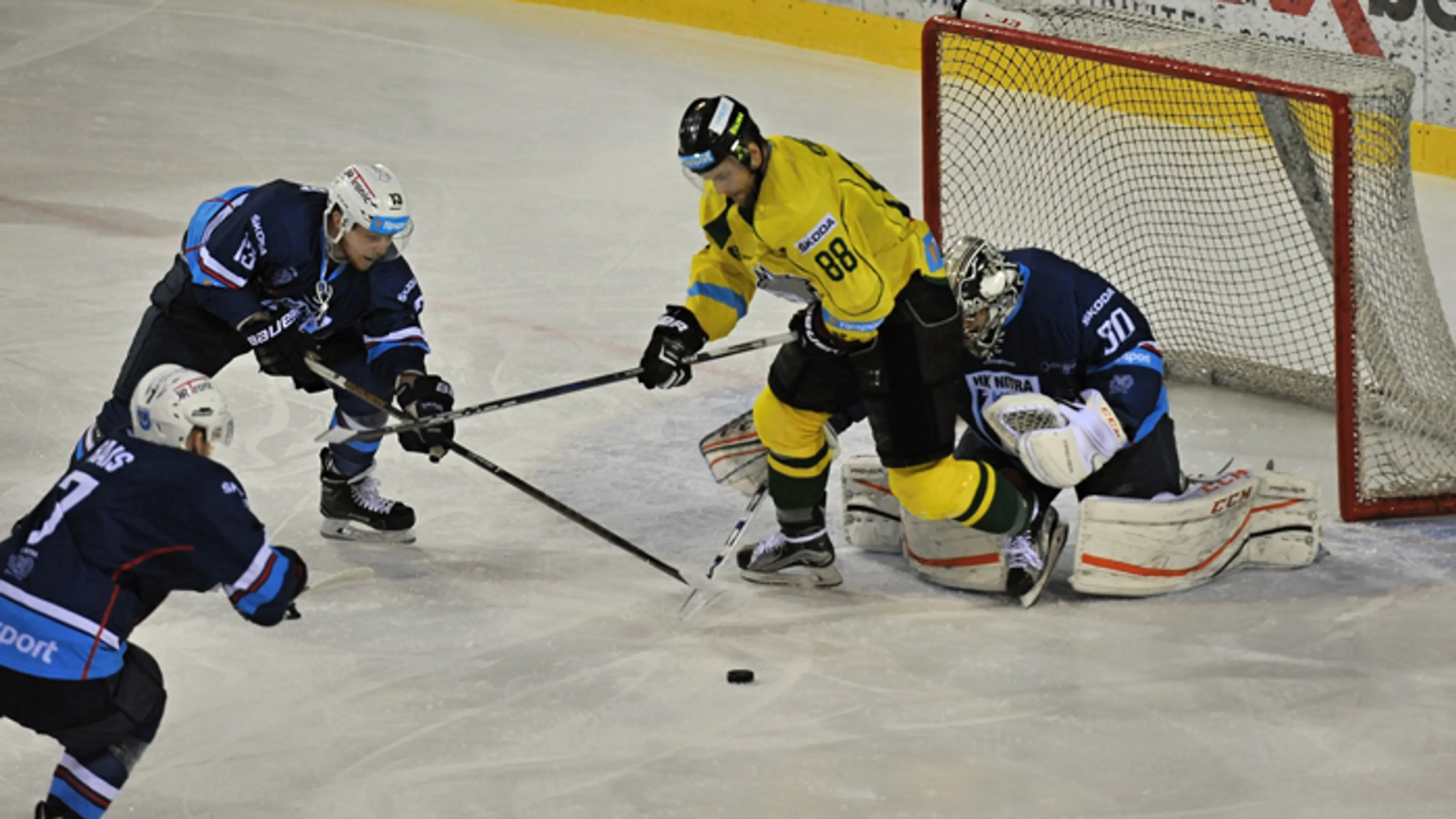 Vľavo Matúš Rais, Michal Krištof, brankár Eric Hartzell (HK Nitra) a Rastislav Konečný (MsHK Žilina) 