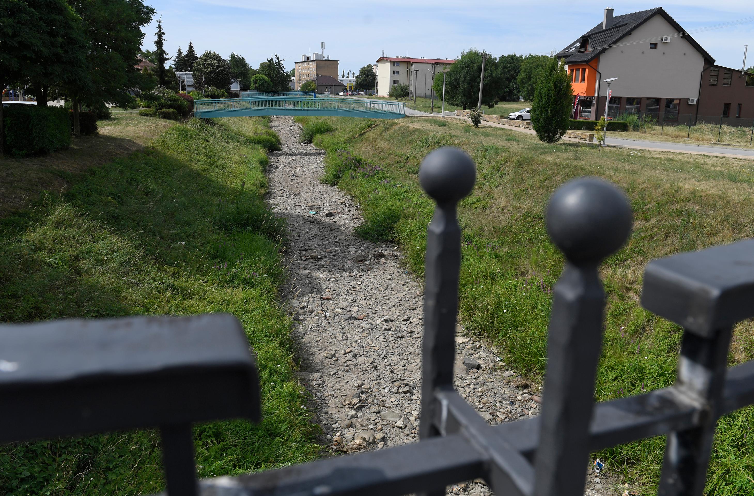 Na snímke vyschnuté koryto rieky Bodva v Moldave nad Bodvou.