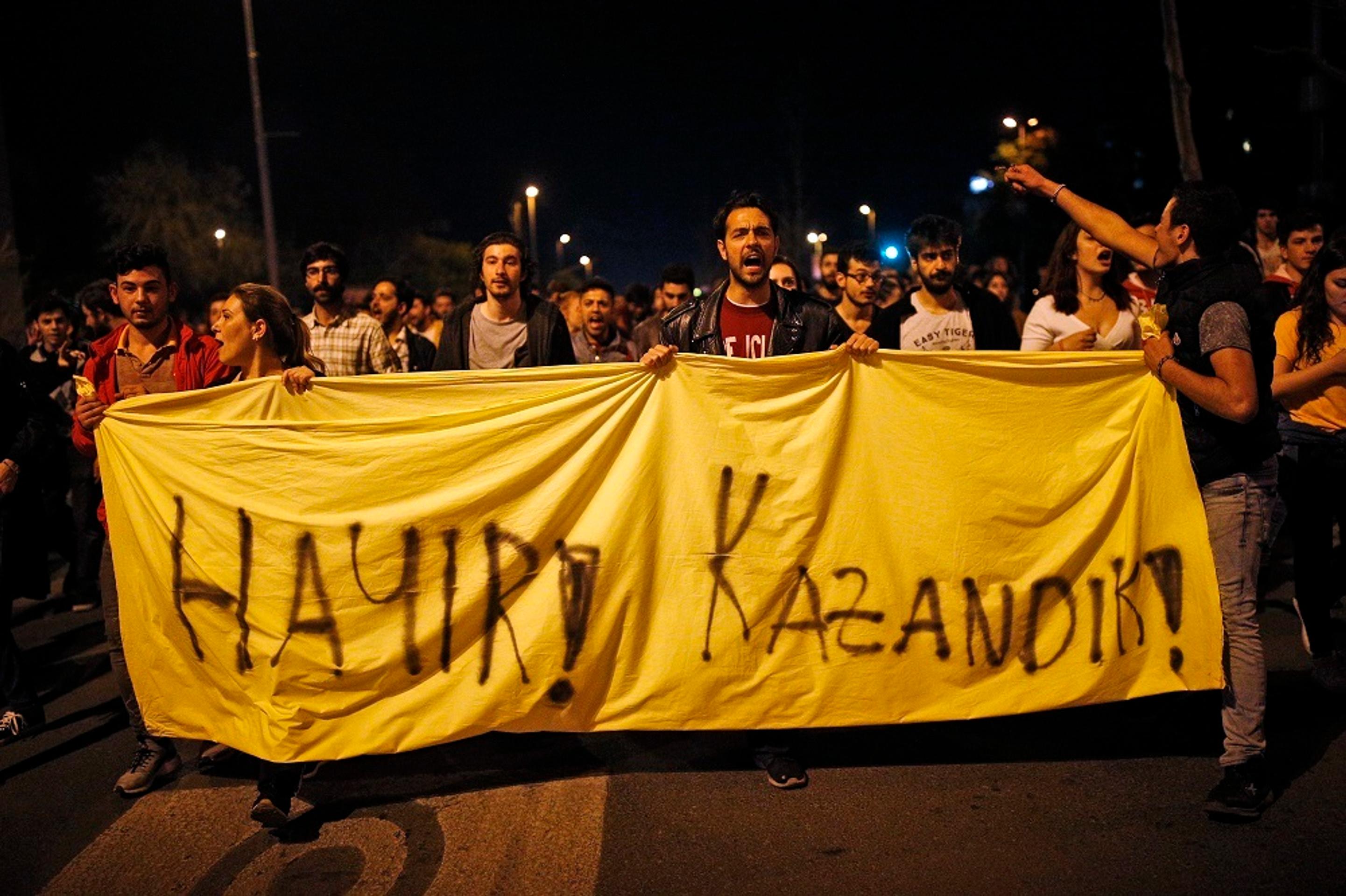 Odporcovia demonštrujú proti výsledkom referenda