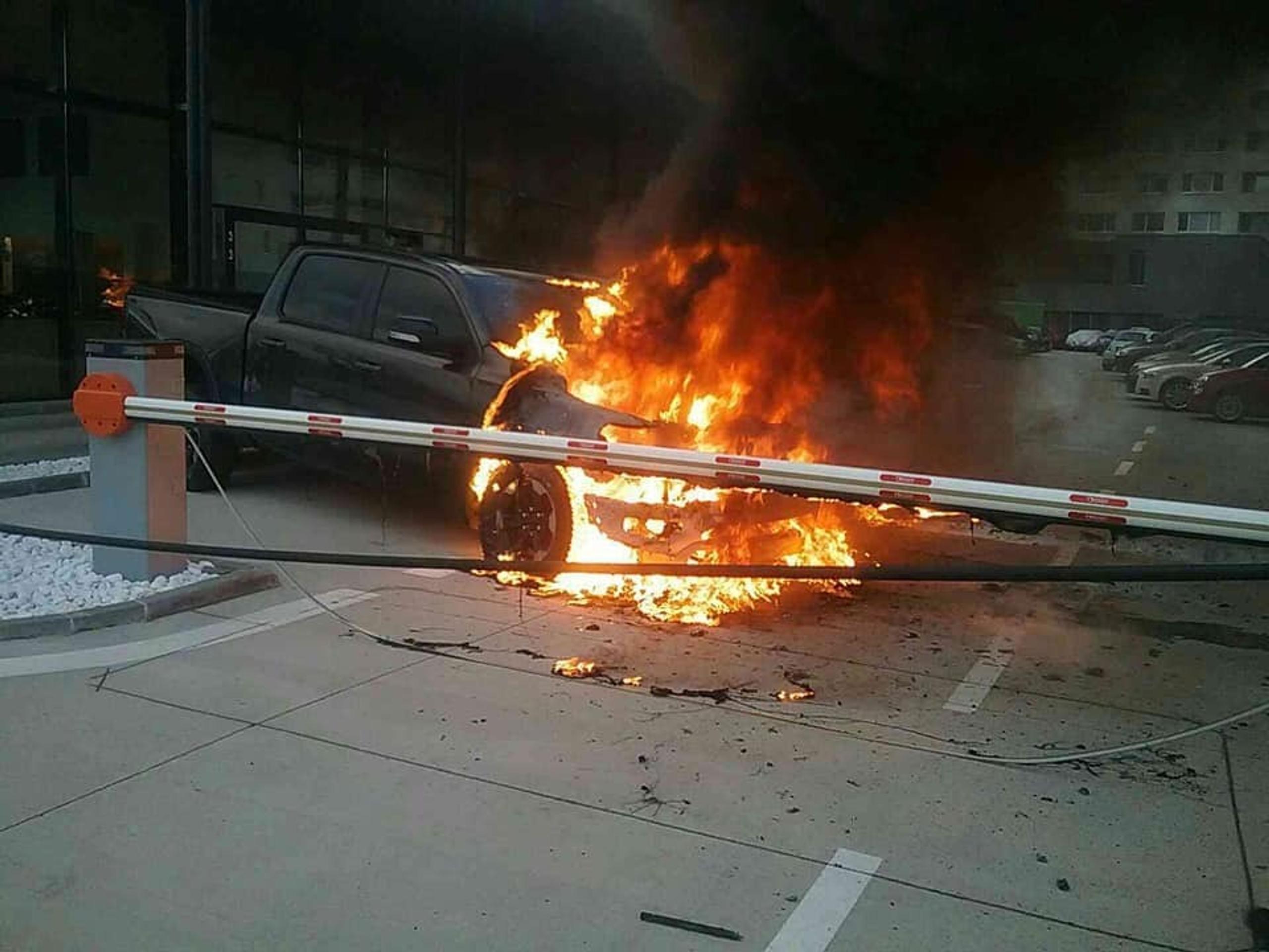 Vraky obhorených áut na Panónskej ulici.