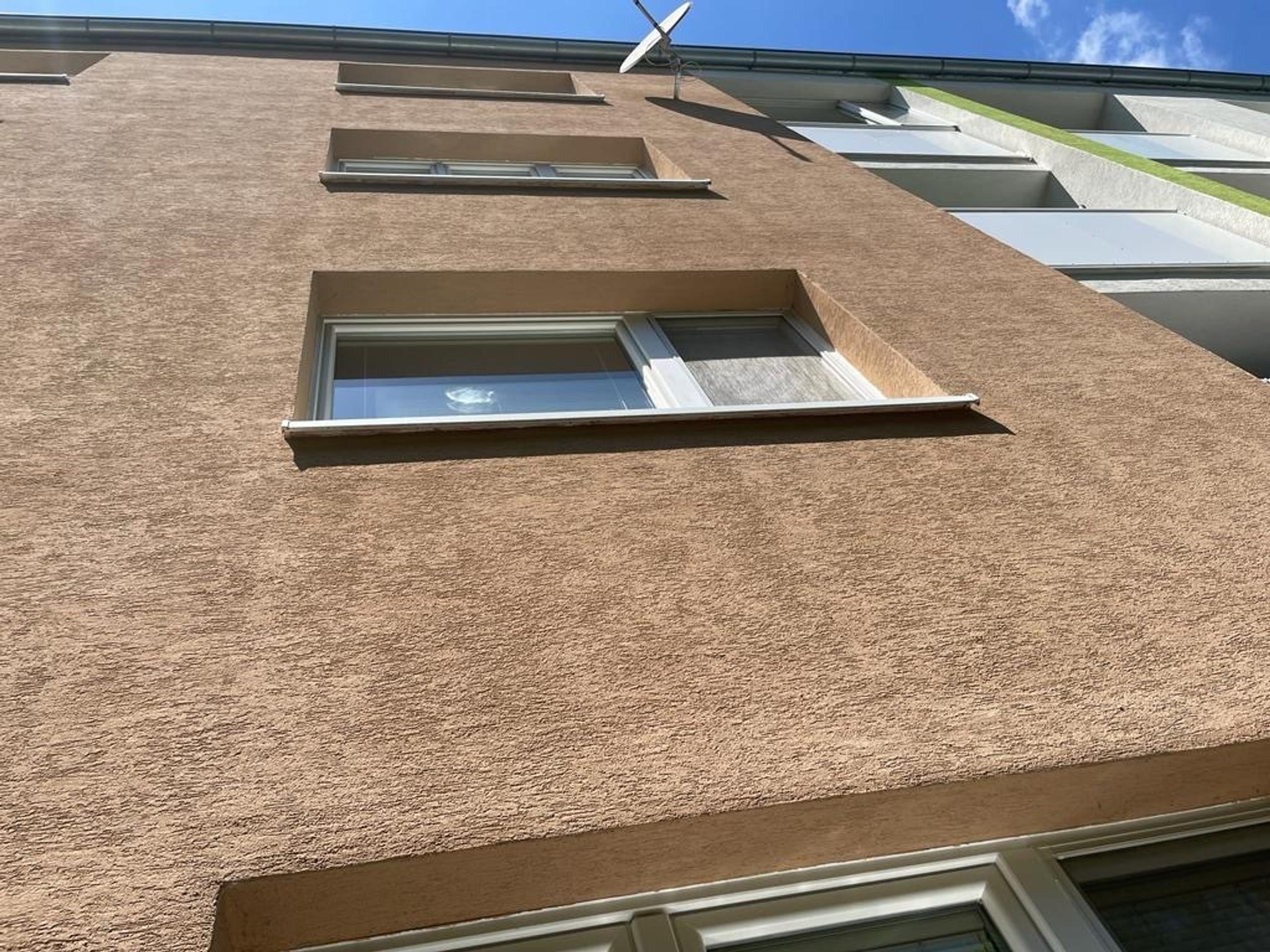 Bytovka v Novom Meste nad Váhom, z ktorej vypadol trojročný chlapec.