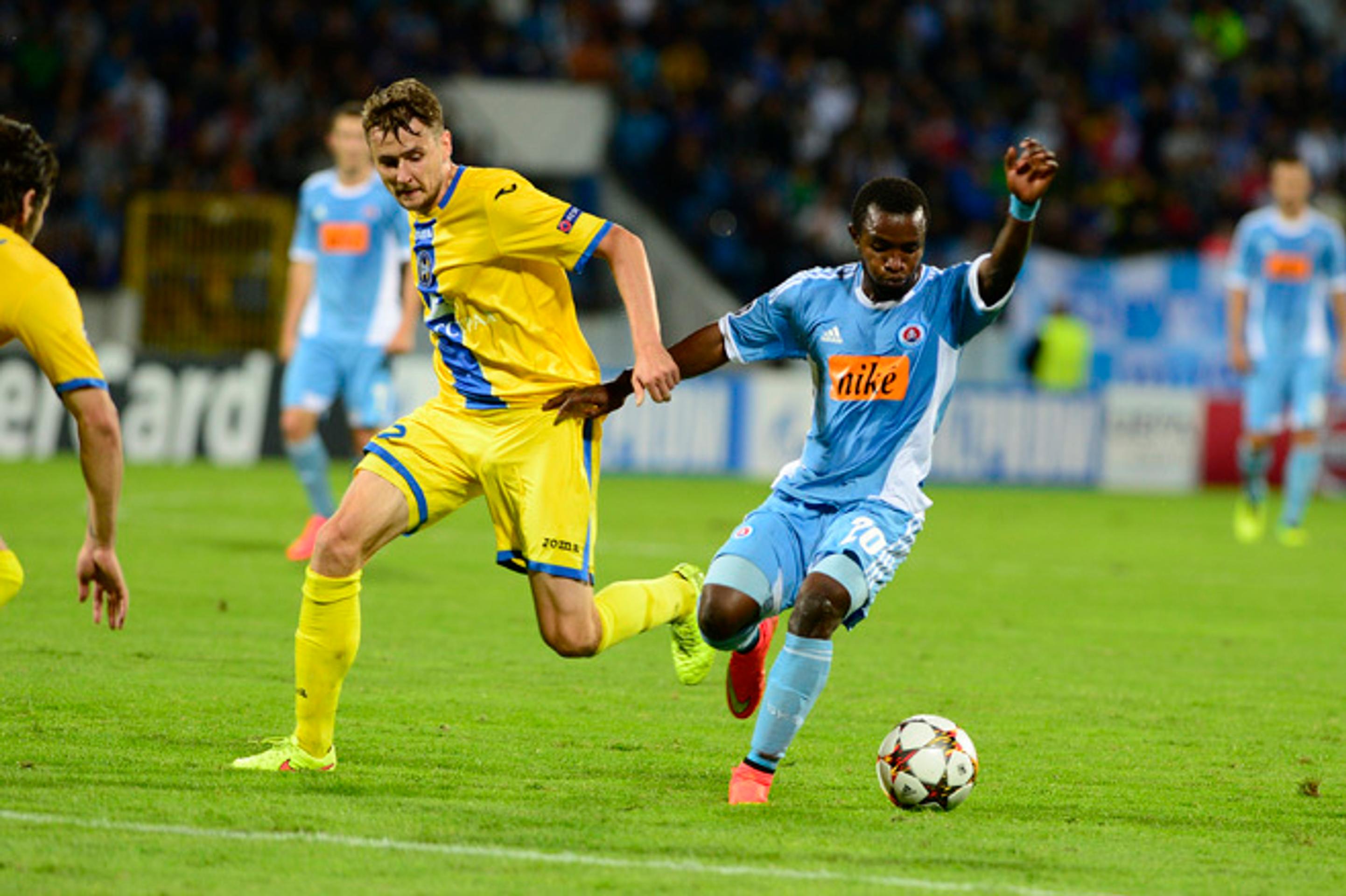 Vpravo Seydouba Soumah (Slovan) vľavo bráni Edgar Olechnovič (Borisov).