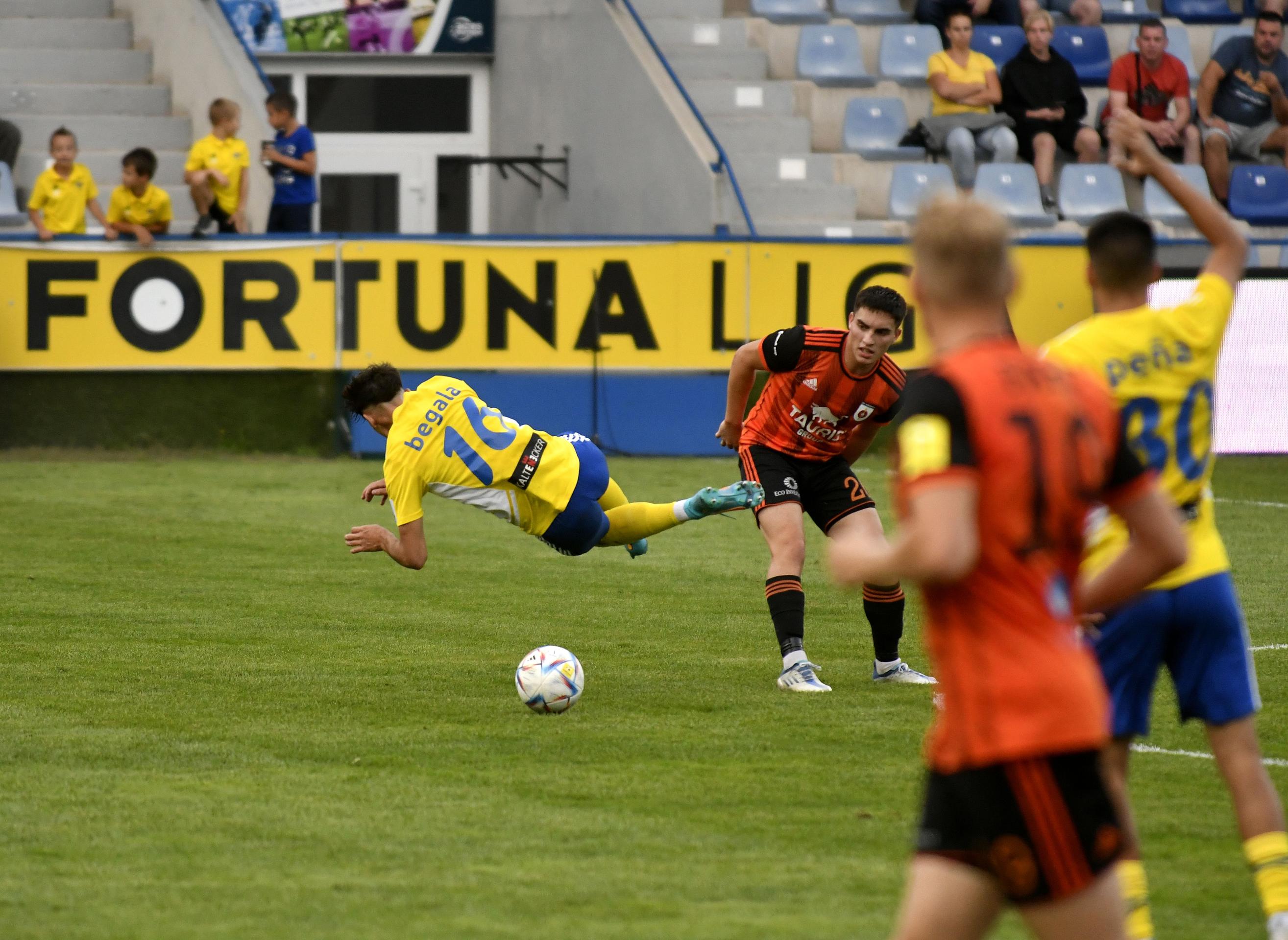 Zľava hráč Michaloviec Matúš Begala a Gabriel Halabrín z Ružombera v zápase 8. kola Fortuna ligy.