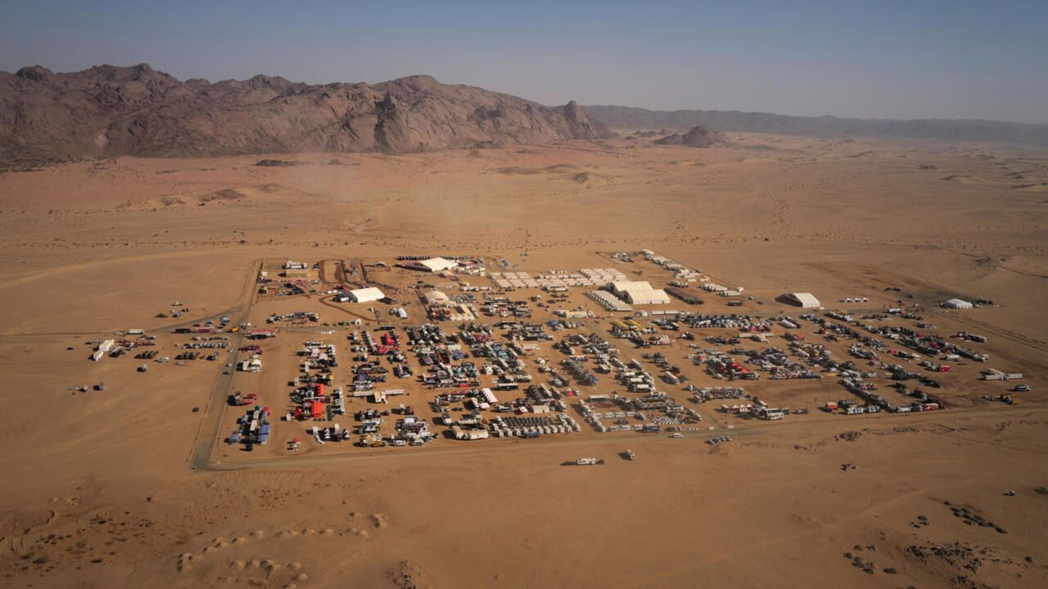 Bivouac na Rely Dakar 2025 z helikoptéri