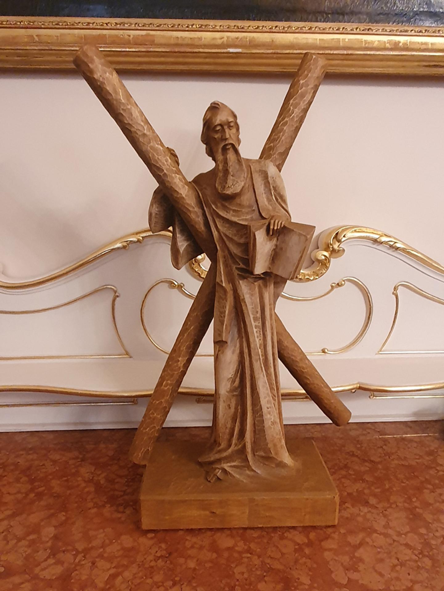 Dar košickej arcidiecézy pre pápeža - socha sv. Ondreja z lipového dreva.