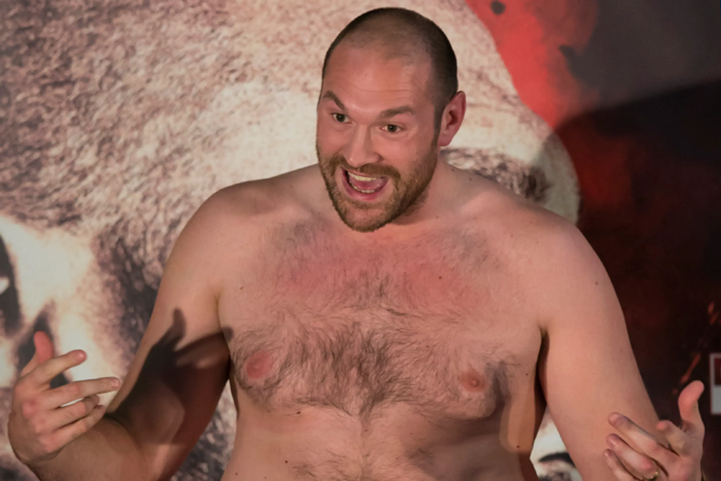 Tison Fury sa na tlačovke vyzliekol, aby ukázal nadváhu.