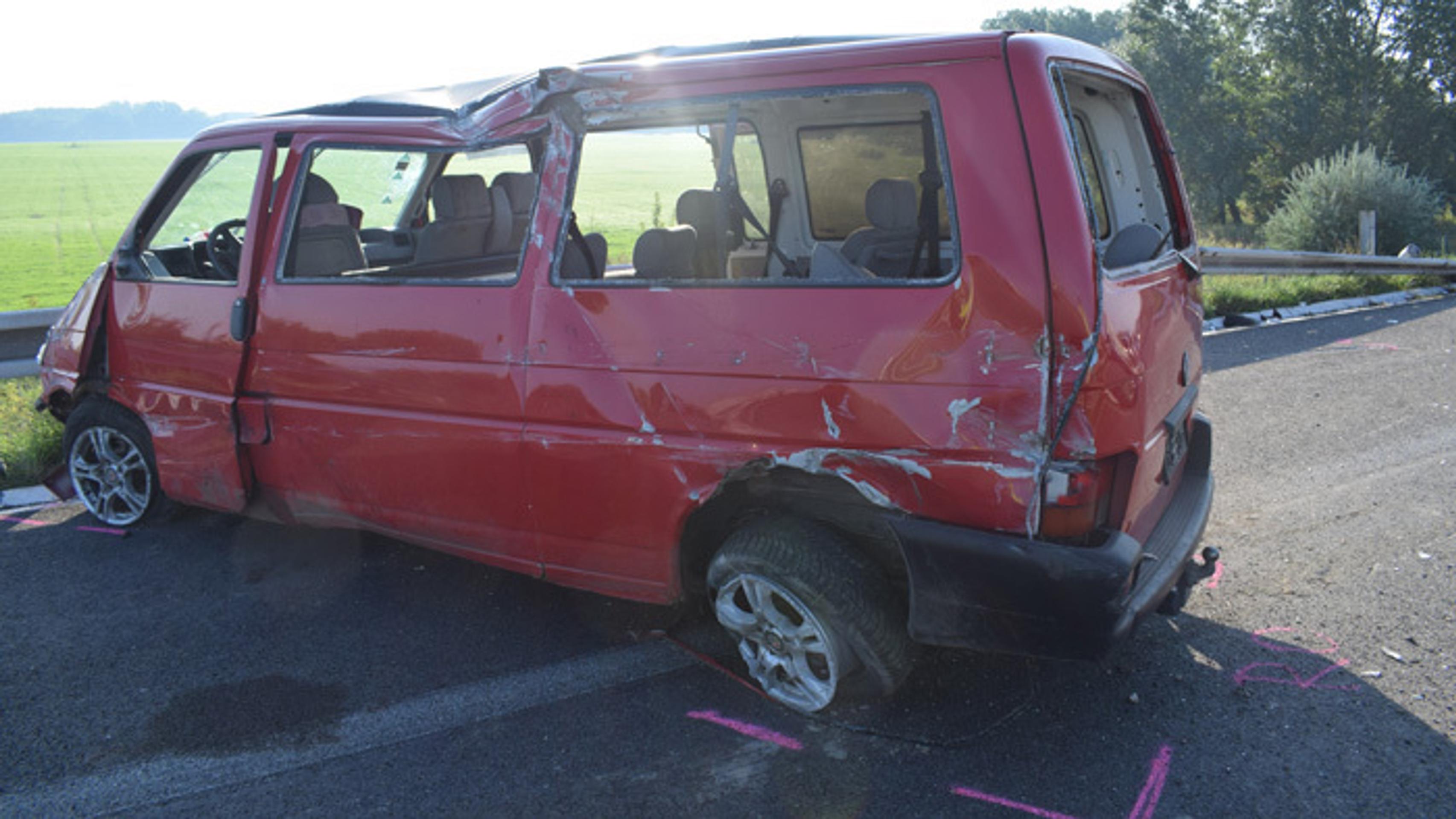 Rumunský mikrobus po zrážke s kamiónom pri Sekuliach.