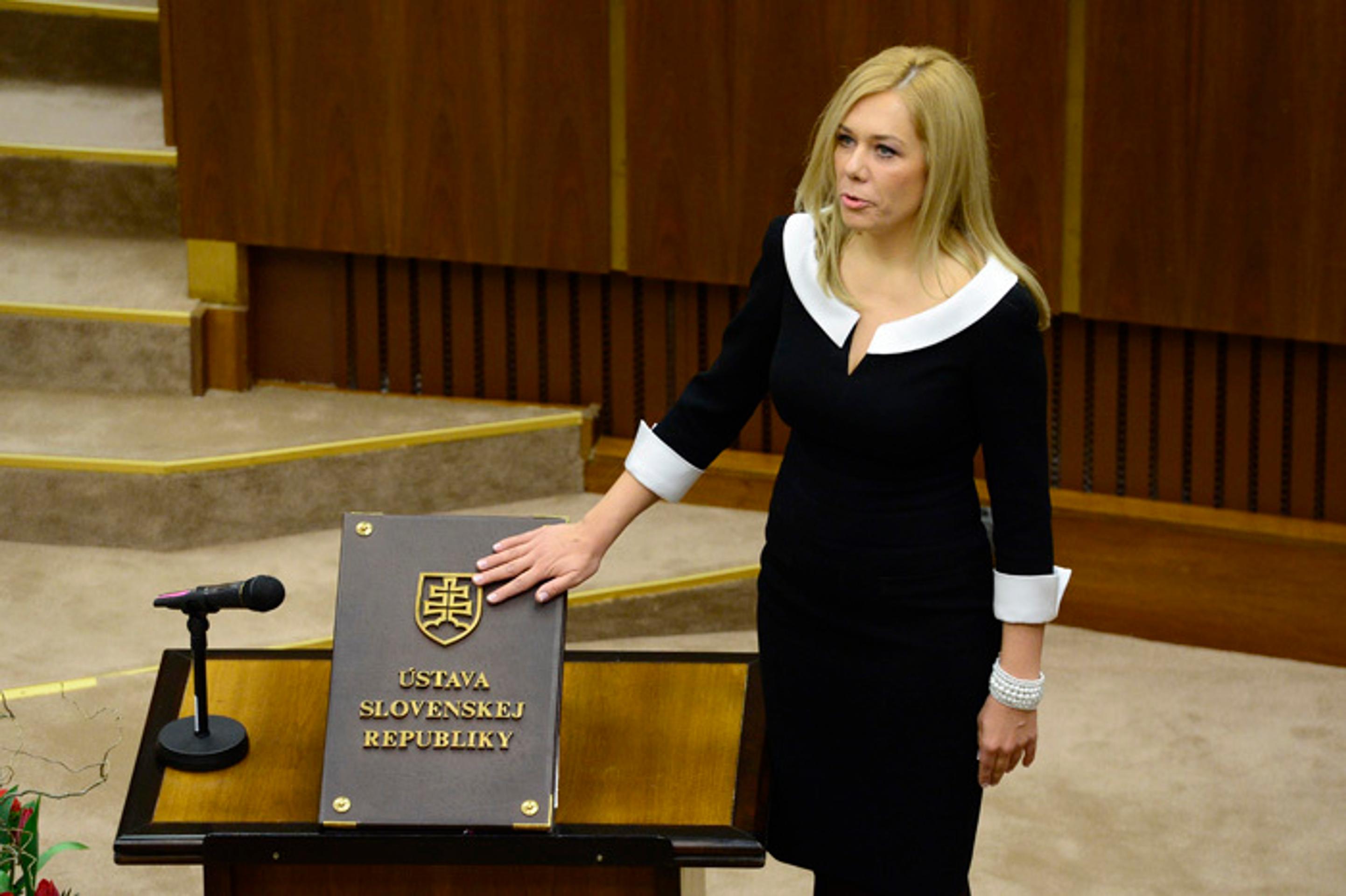 Denisa Saková (SMER-SD) skladá poslanecký sľub.