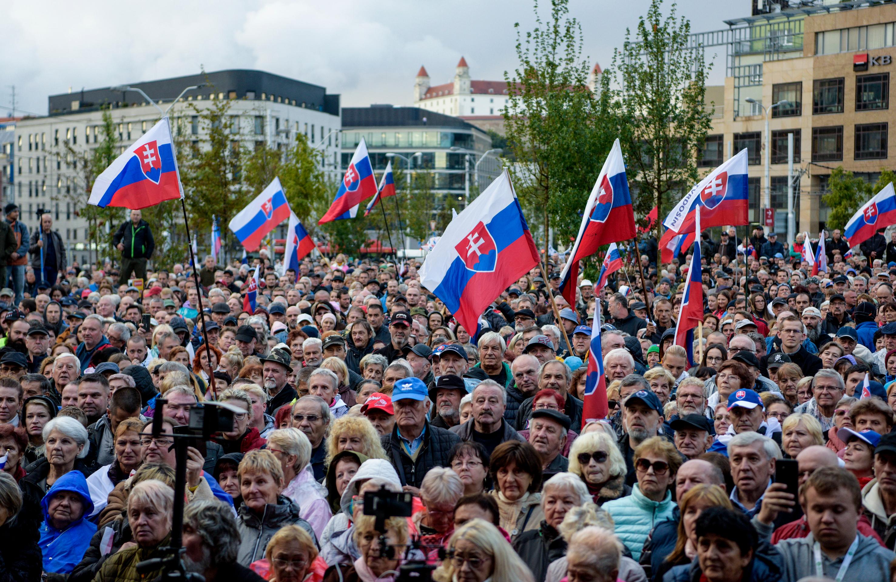Účastníci protivládneho stretnutia občanov SR na Hodžovom námestí 20. septembra 2022 v Bratislave.