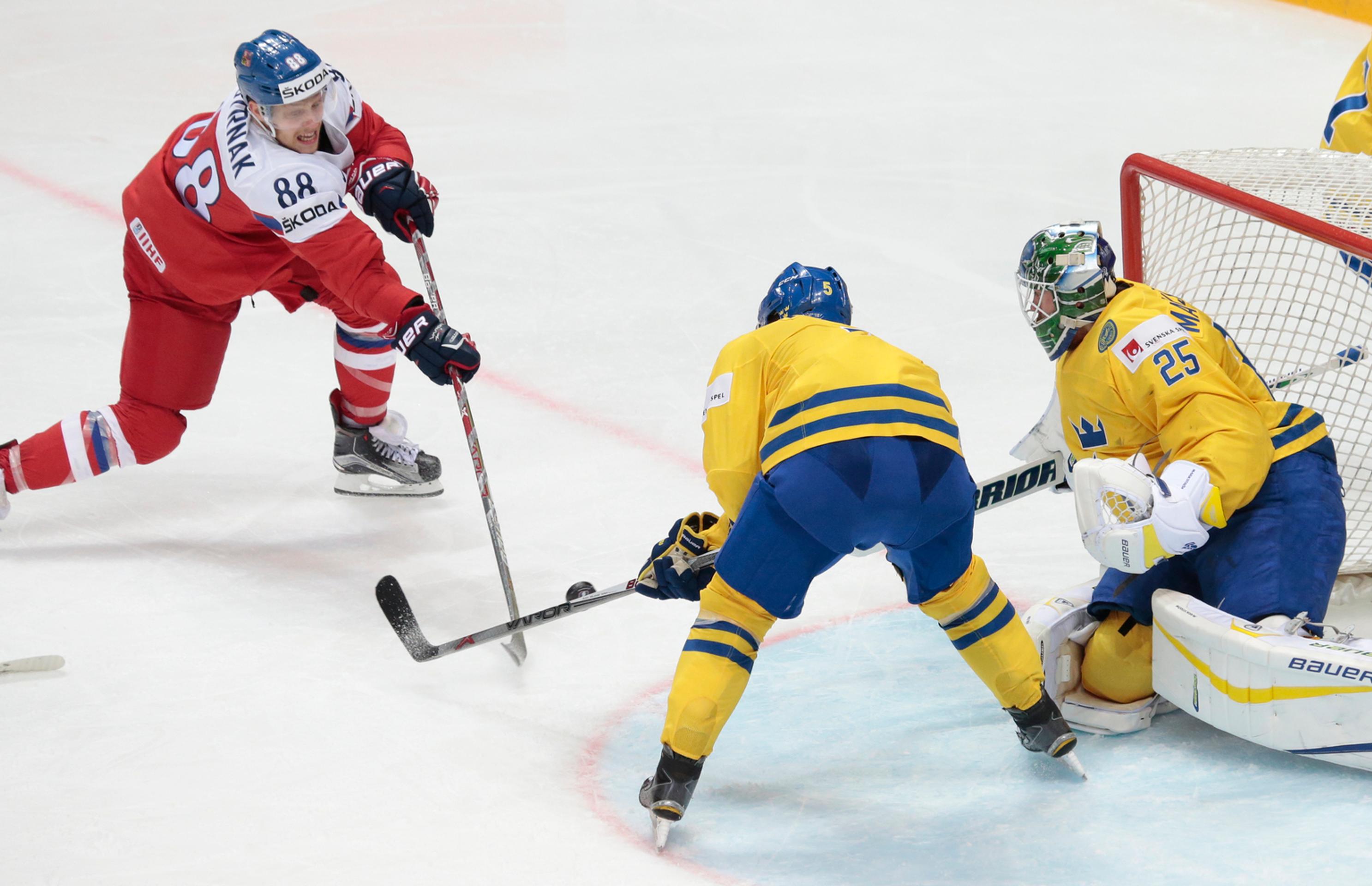 Čech David Pastrňák strieľa prvý gól svojho tímu do švédskej siete počas duelu na MS v Rusku.dam Larsson