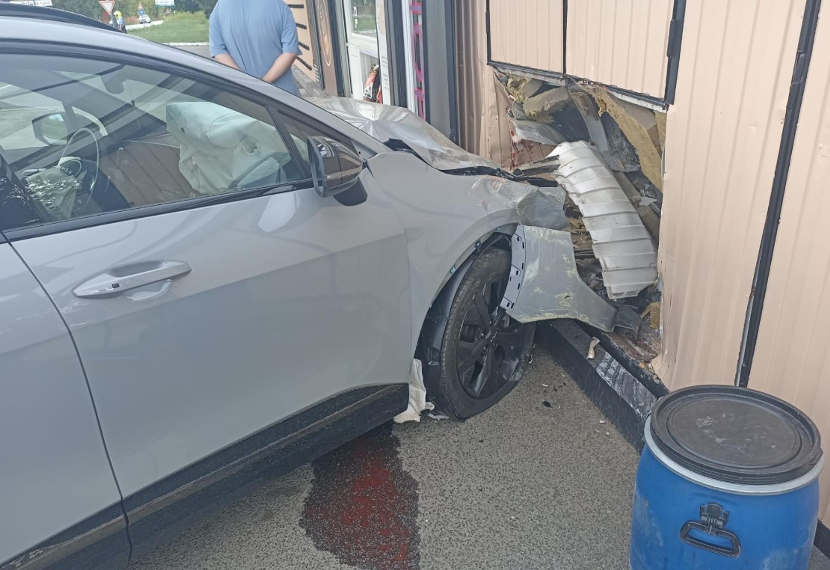 Auto vrazilo do budovy čerpacej stanice v Košiciach.