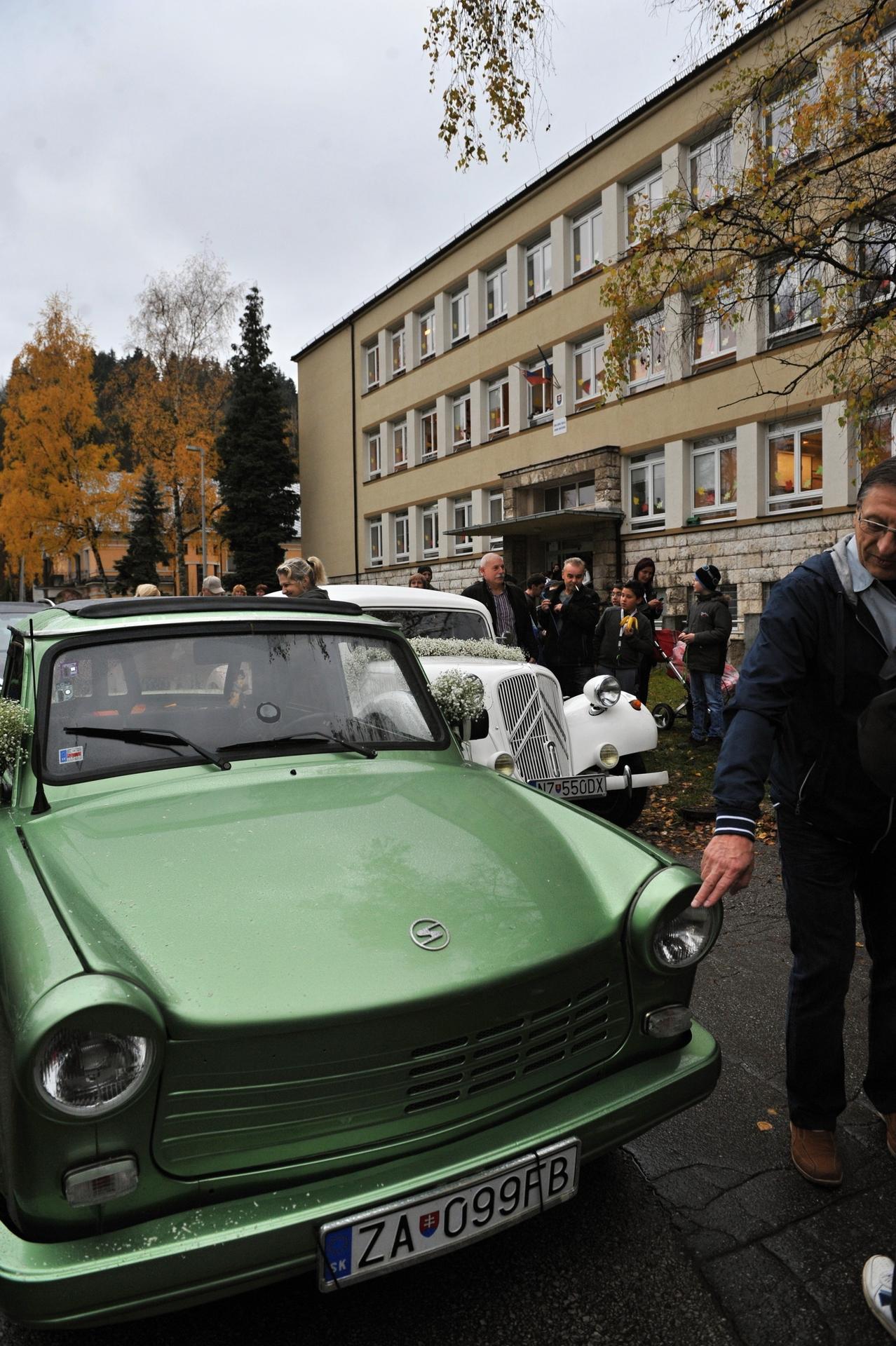 Svadobné autá pred svadobným obradom slovenského cyklistu Petra Sagana s Katarínou Smolkovou