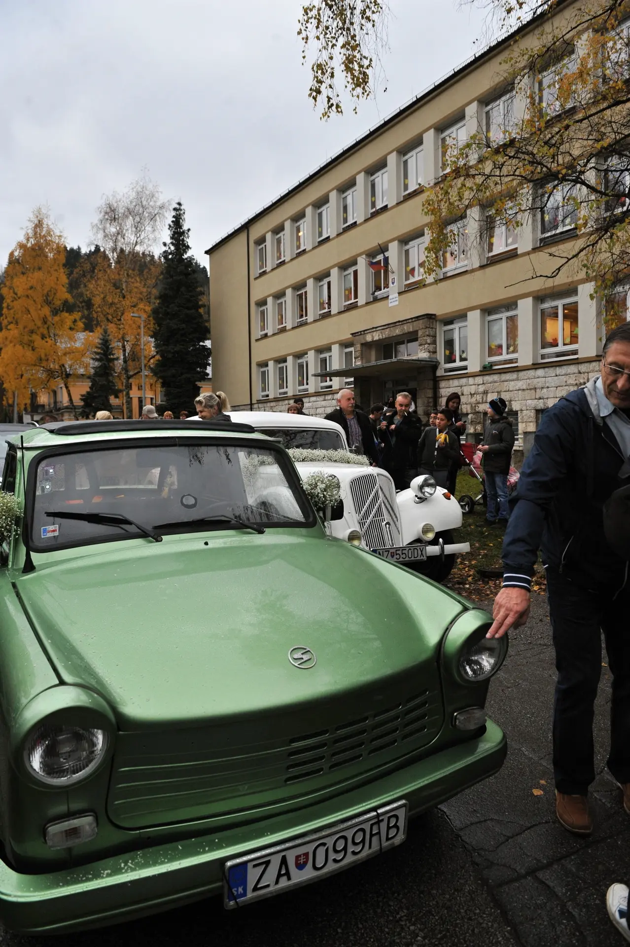 Svadobné autá pred svadobným obradom slovenského cyklistu Petra Sagana s Katarínou Smolkovou