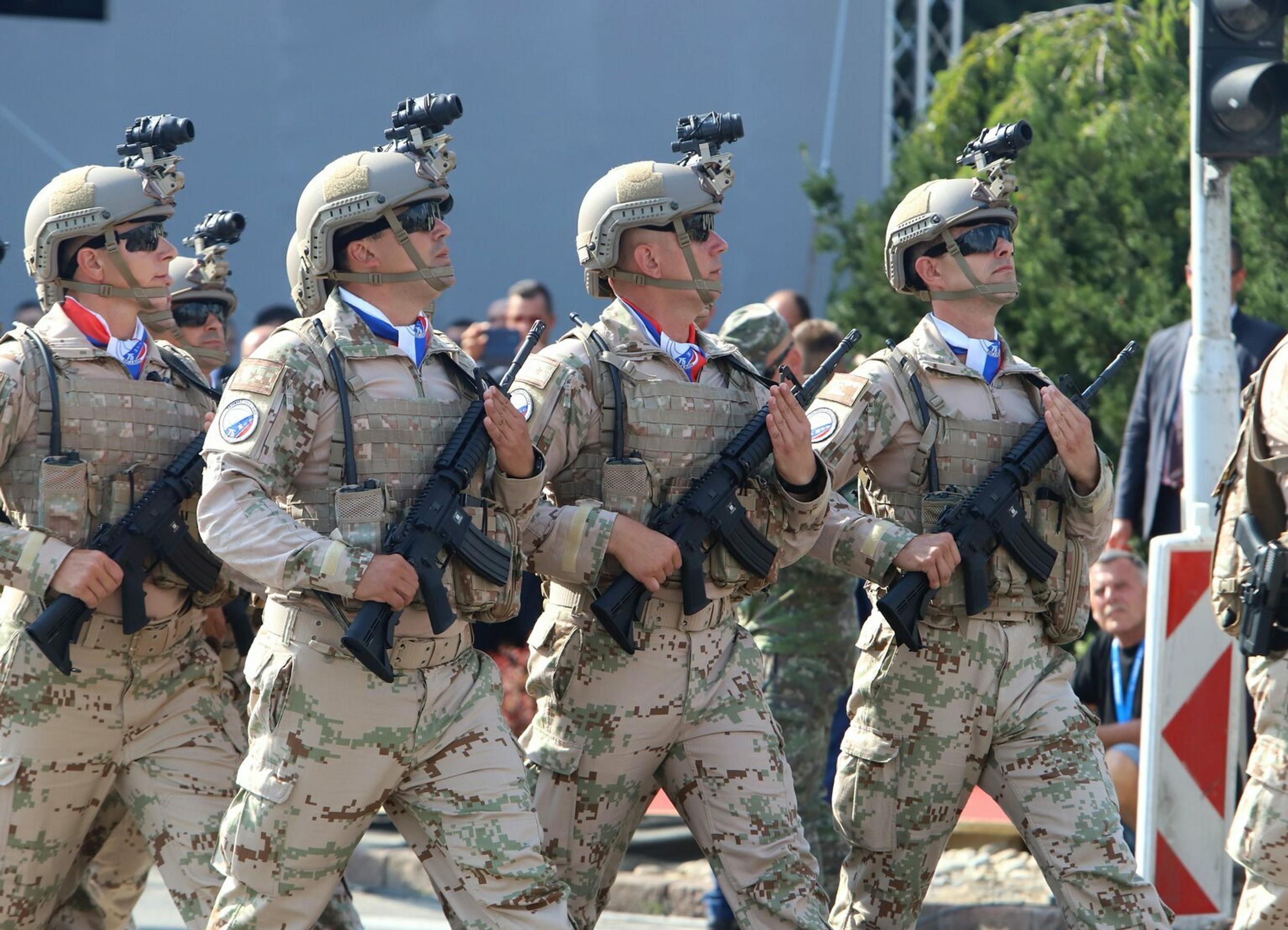 Prehliadka vojenskej techniky počas centrálnych osláv 75. výročia SNP