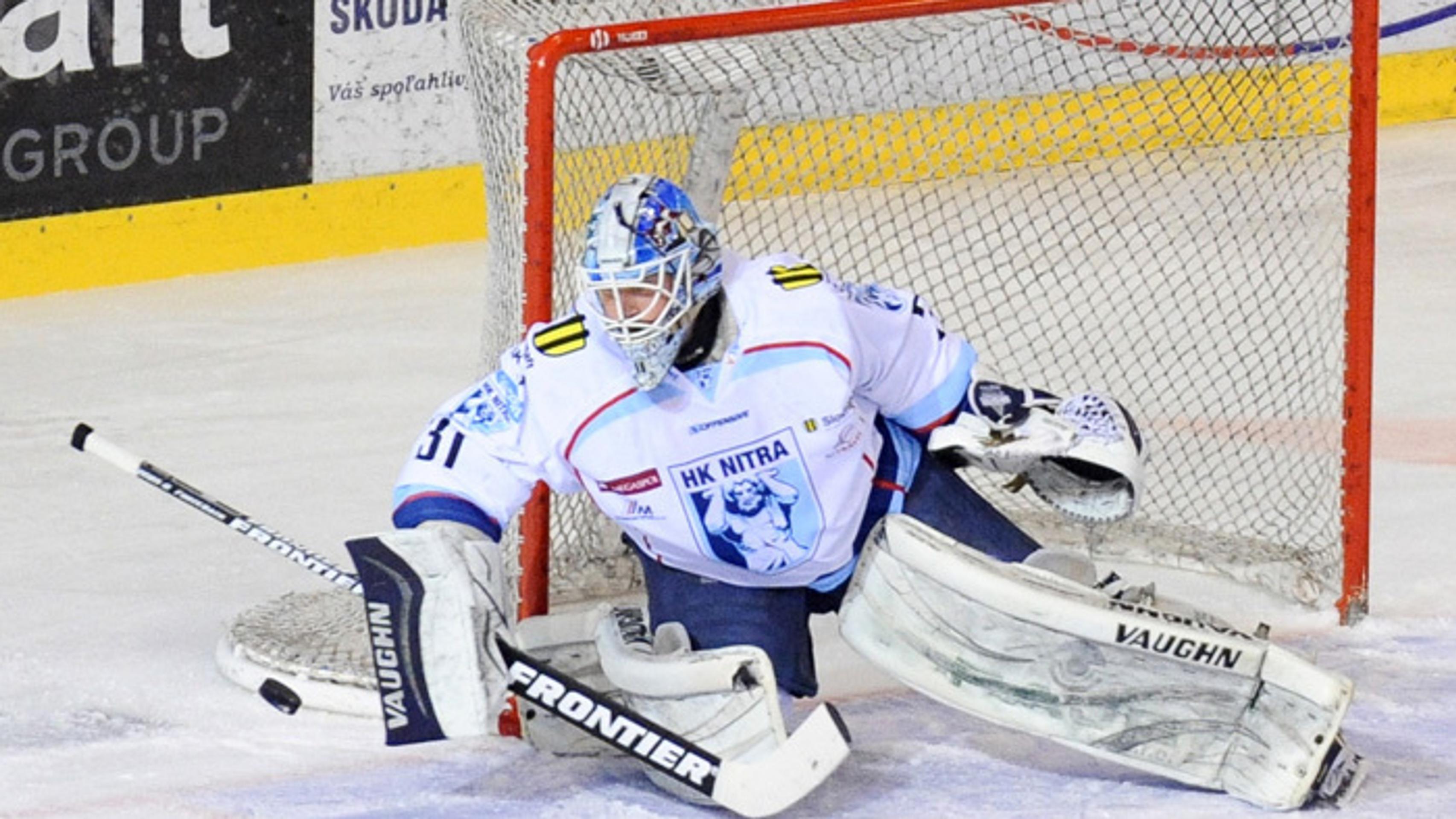 Brankár Nitry Michal Valent v prvom zápase semifinále play off hokejovej Tipsport Ligy HK Nitra - HKM Zvolen-