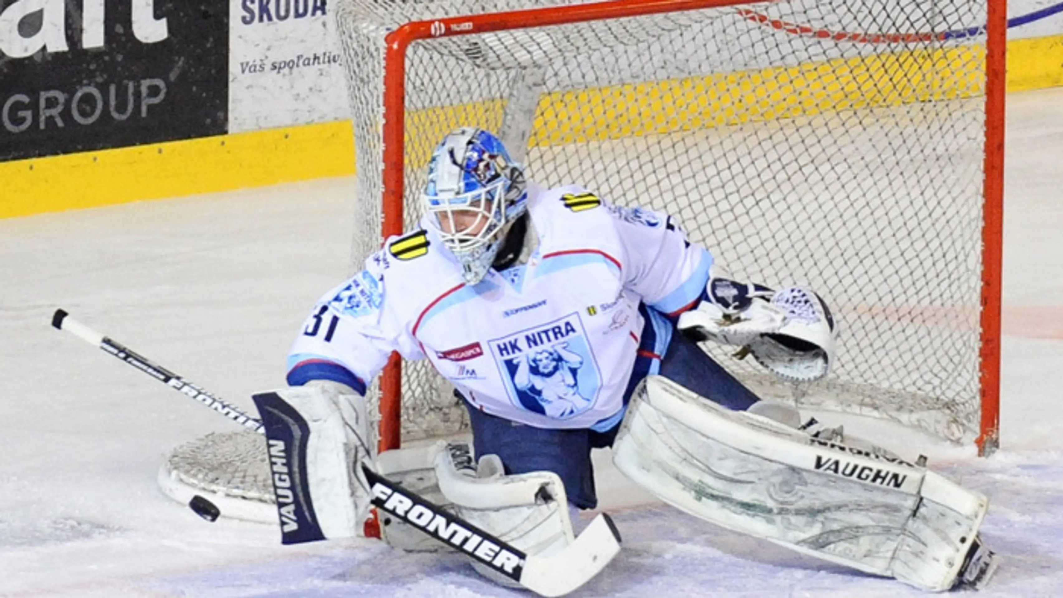 Brankár Nitry Michal Valent v prvom zápase semifinále play off hokejovej Tipsport Ligy HK Nitra - HKM Zvolen-