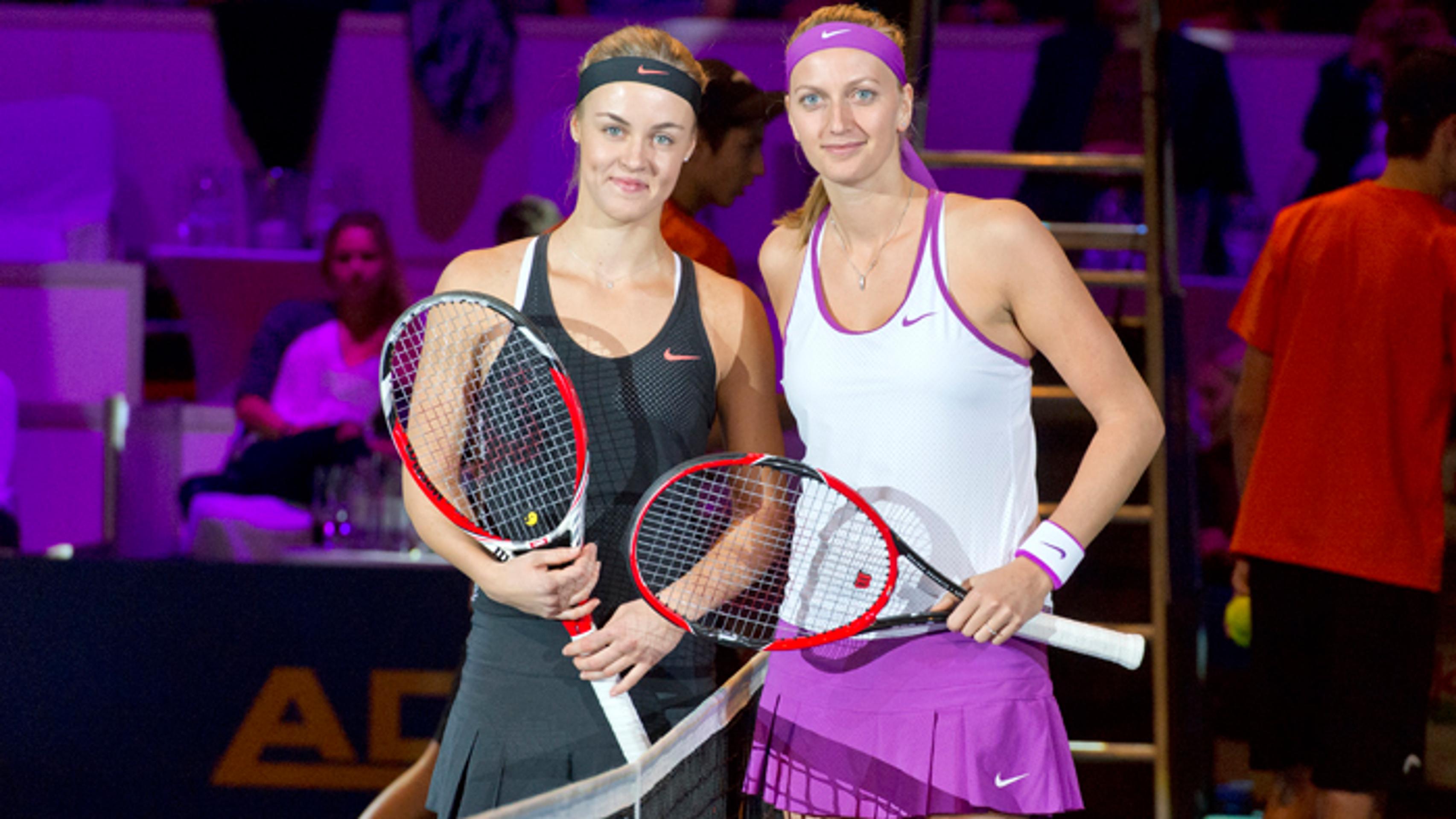 Anna Karolína Schmiedlová  a dvojnásobná wimbledonská šampiónka Petra Kvitová pred dvojhrou na exhibícii Tennis Champions.