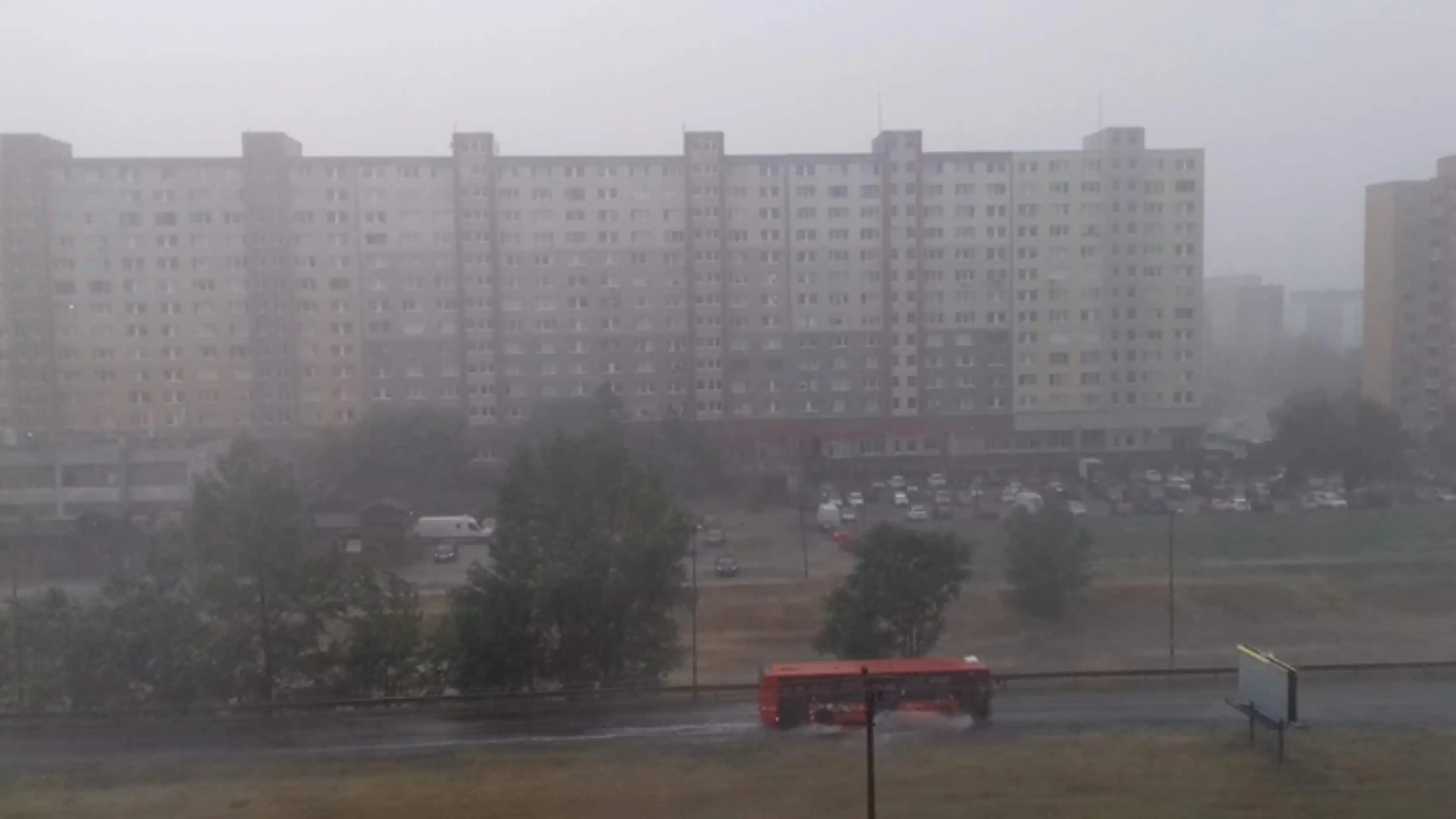 Situácia na D2 zo Stupavy počas búrky.