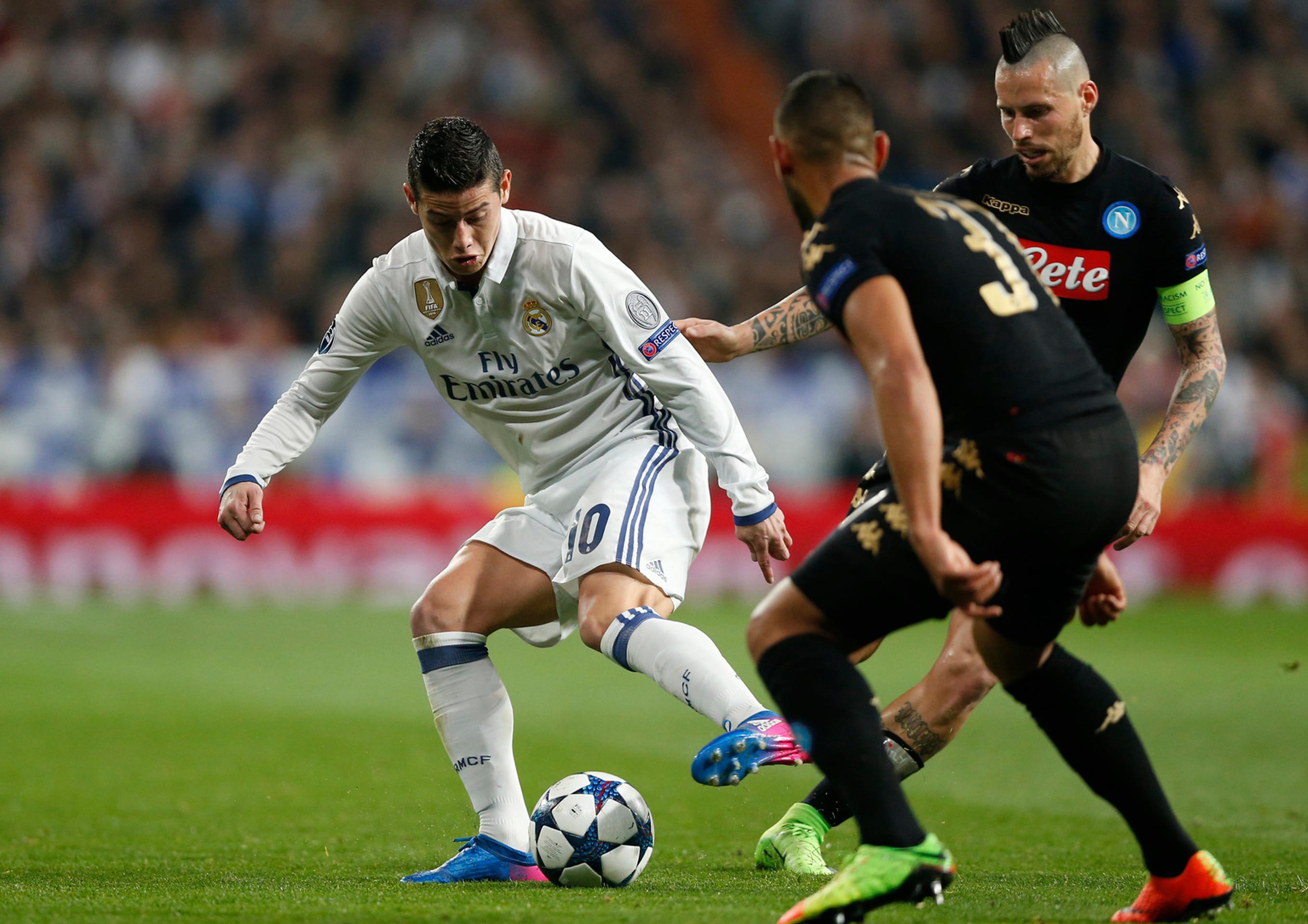 James Rodríguez (vľavo) z Realu bráni loptu pred Markom Hamšíkom z Neapola v osemfinále LM.