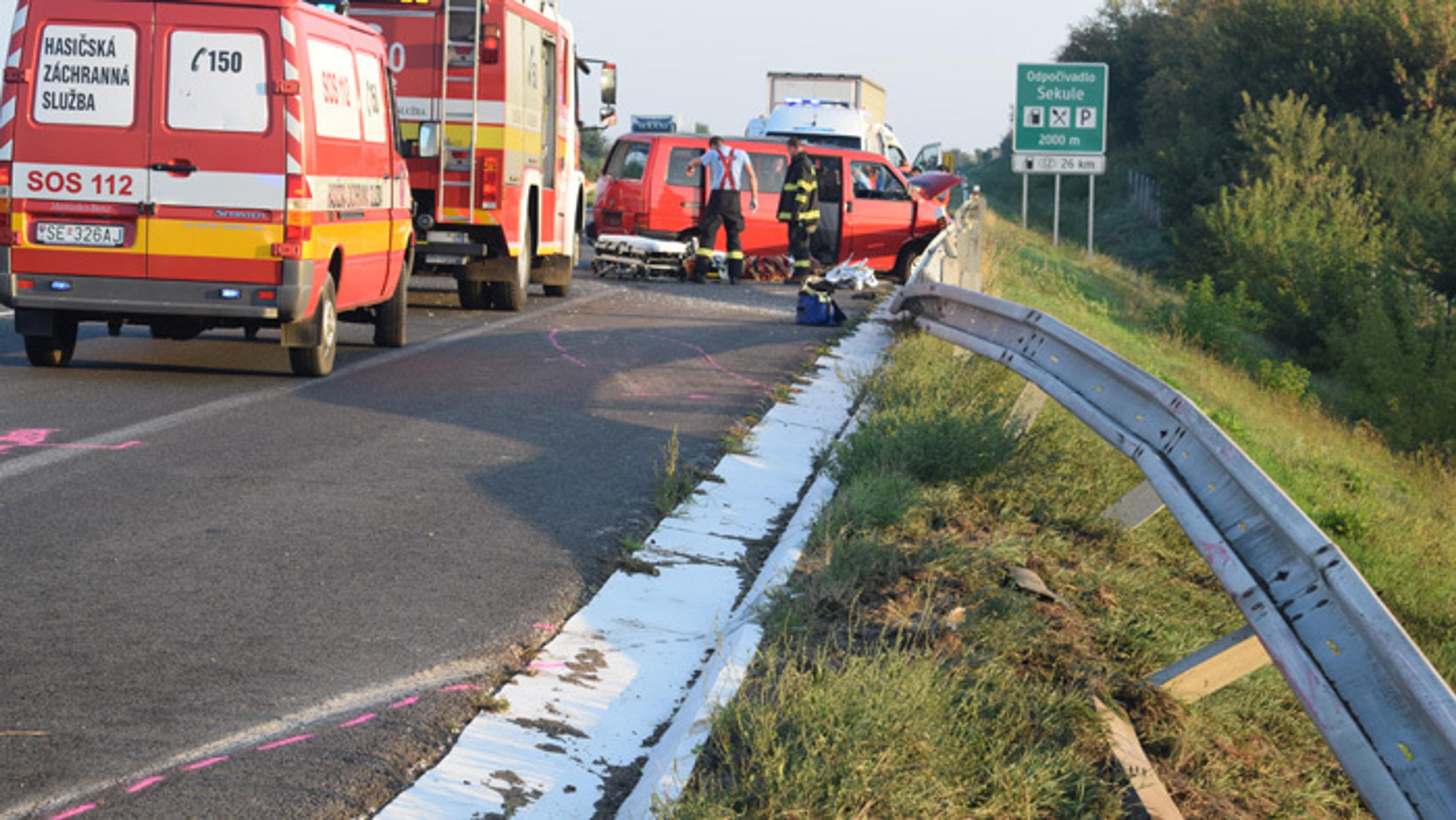 Mikrobus s rumunskými občanmi sa pri Sekuliach na D2 zrazil s kamiónom.