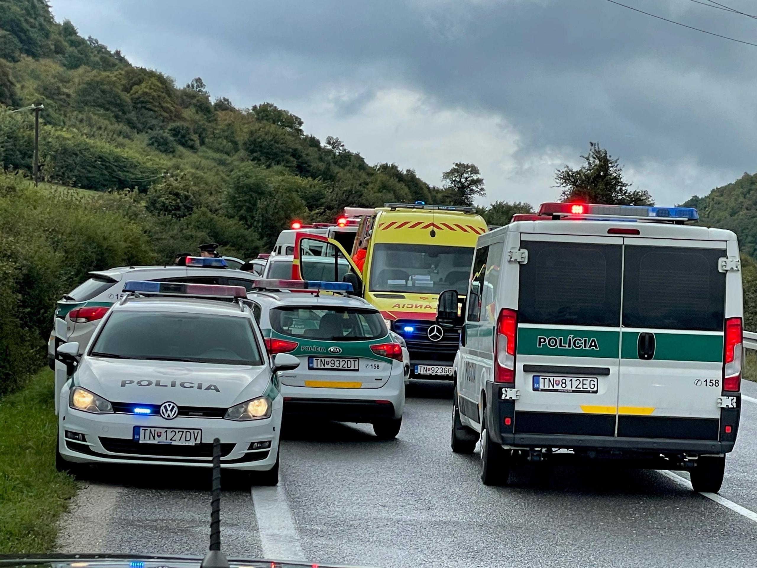 Skupinu nelegálnych migrantov zadržali policajti pri Mníchovej Lehote neďaleko Trenčína